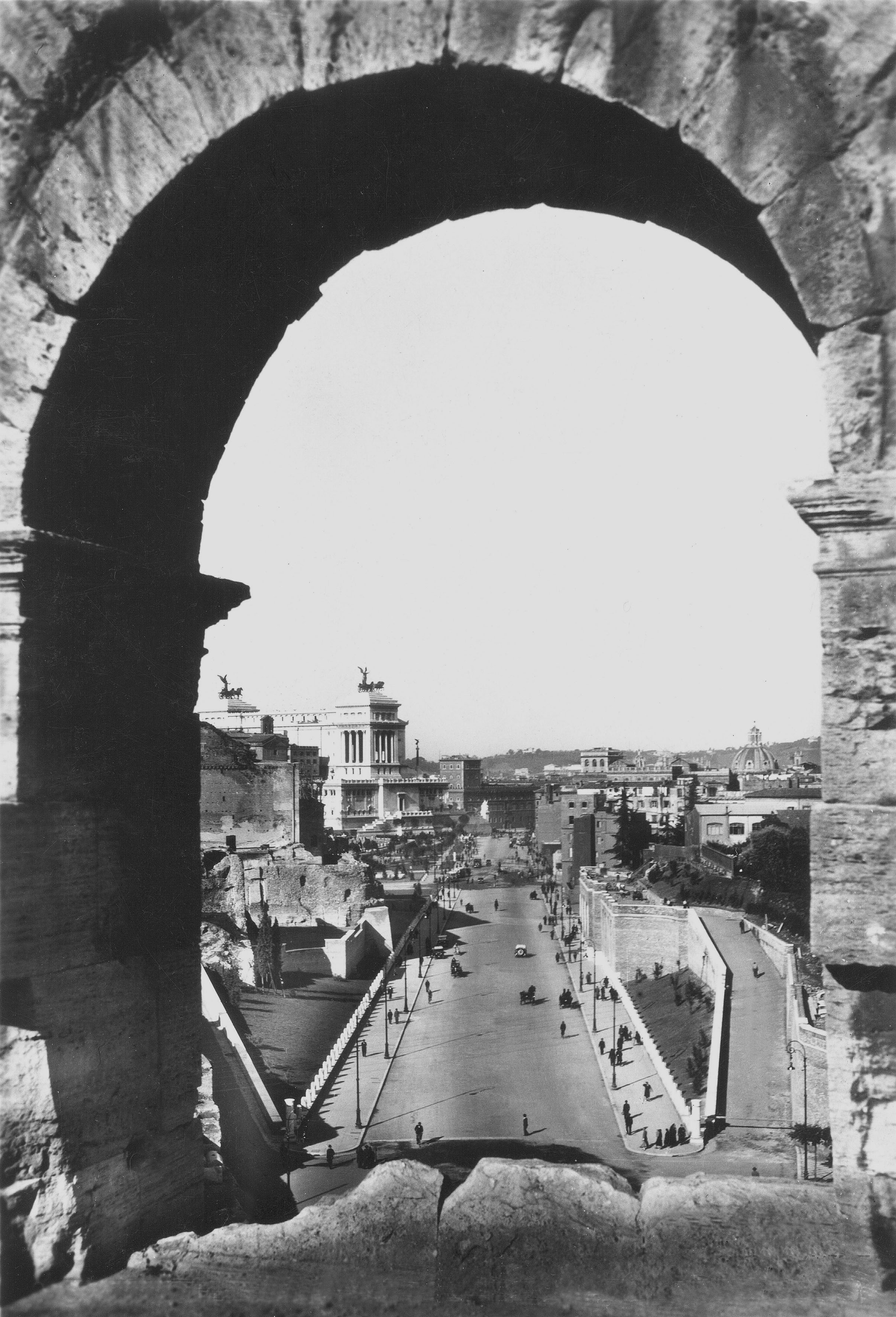 Via dell’impero che partiva da piazza Venezia e arrivava fino al Colosseo