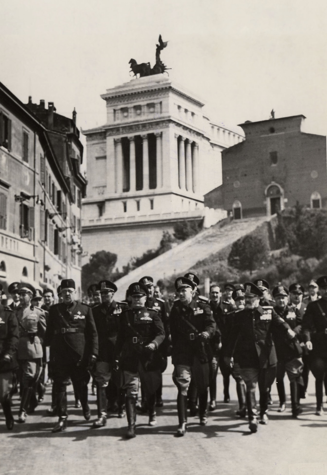 Benito Mussolini in compagnia dell’architetto Marcello Piacentini, in occasione dell’inaugurazione della via del mare nel 1940