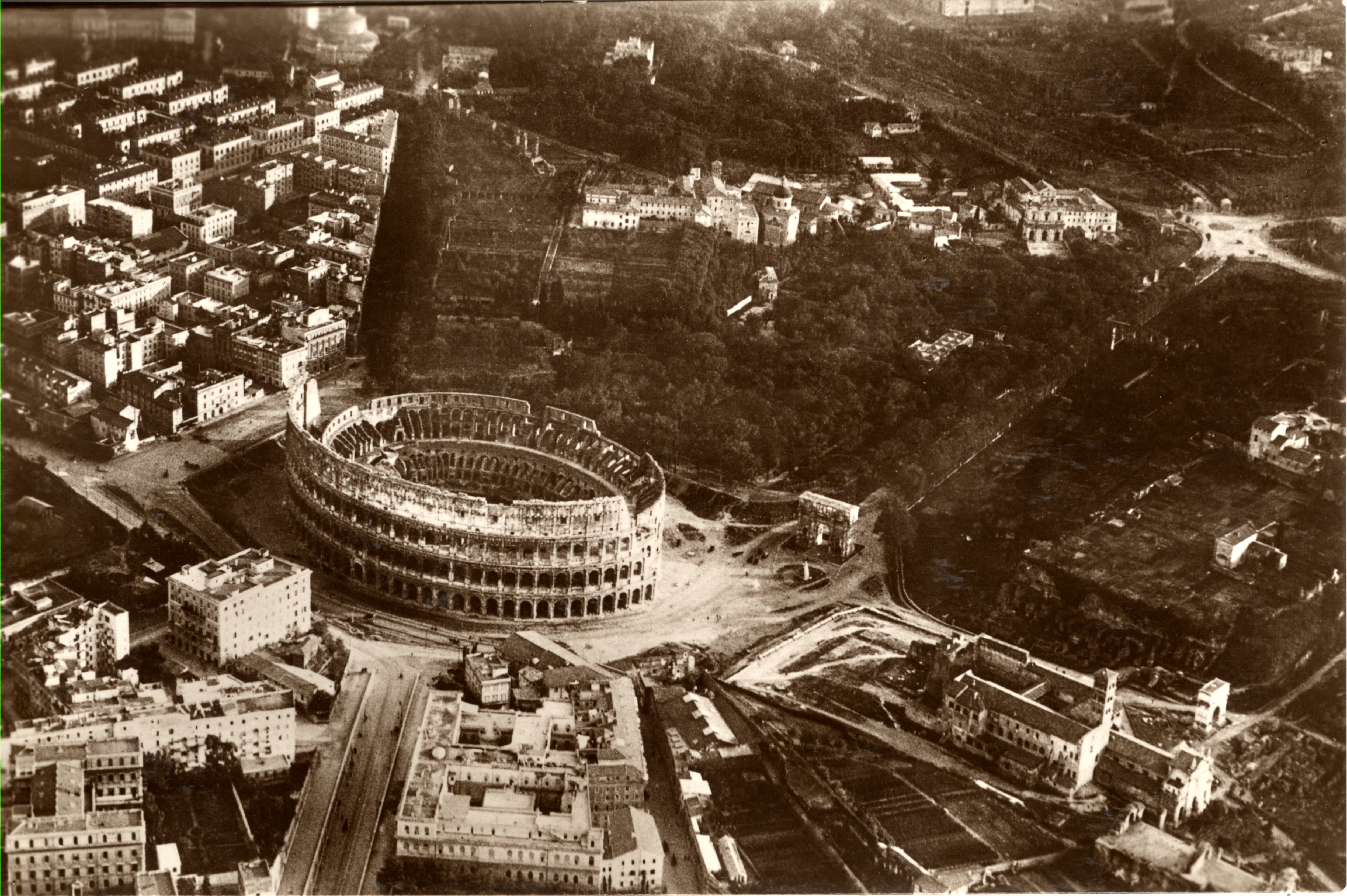 Veduta aerea di Roma prima dello sventramento, con riferimento alla zona intorno al Colosseo