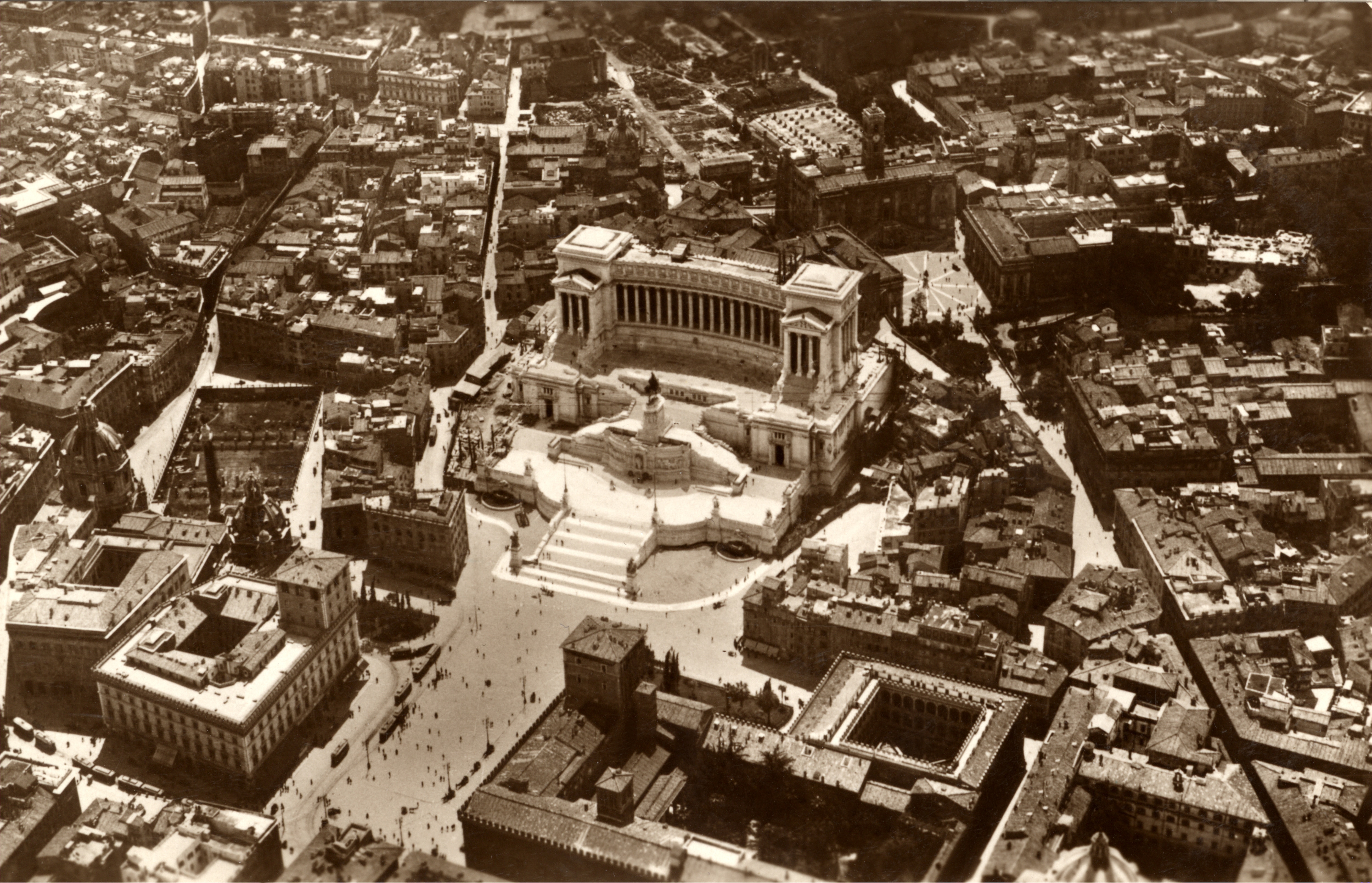 Veduta aera di Roma prima dello sventramento, con particolare su piazza Venezia