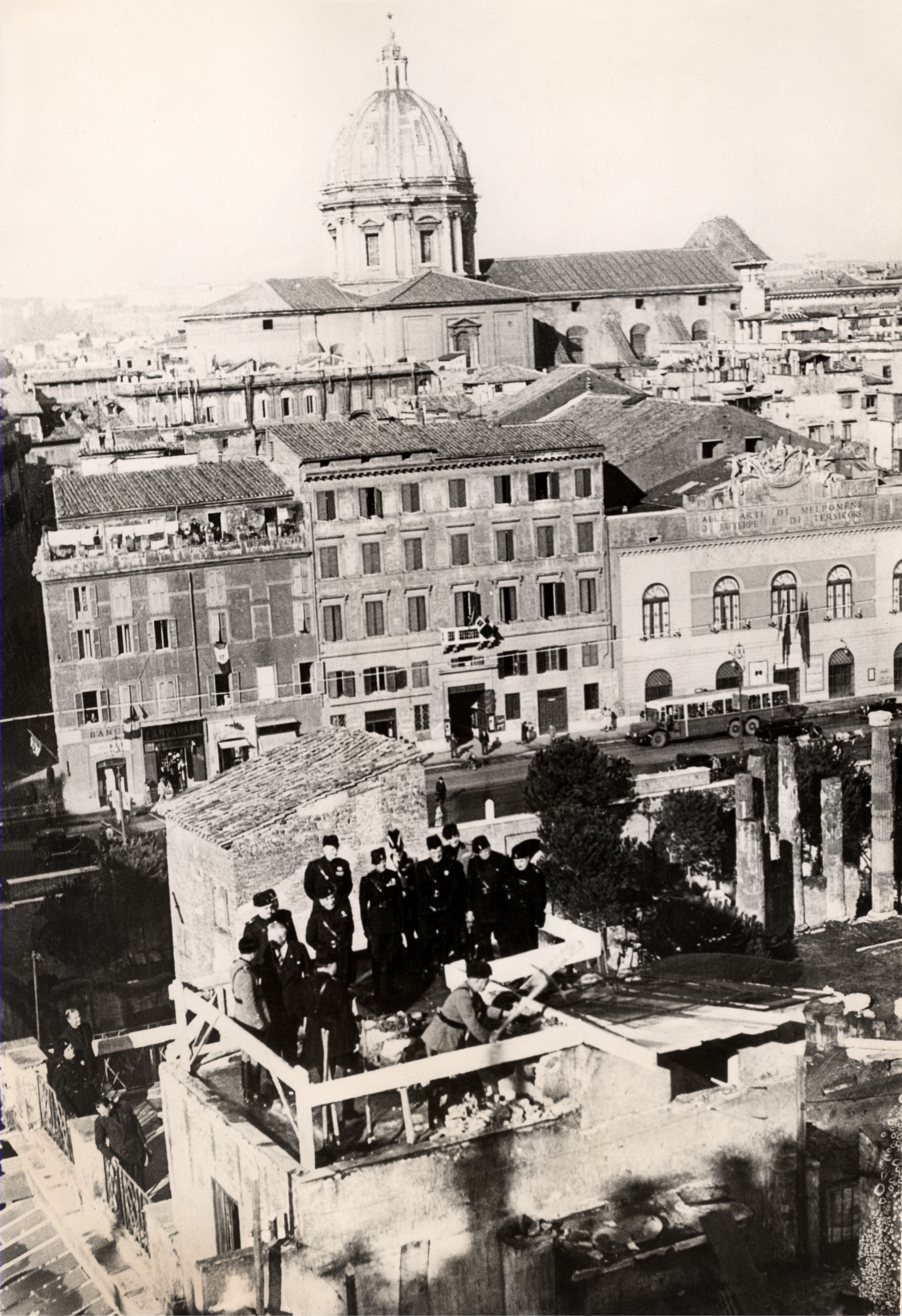 Benito Mussolini a Largo di Torre Argentina, attacca una baracca munito di piccone