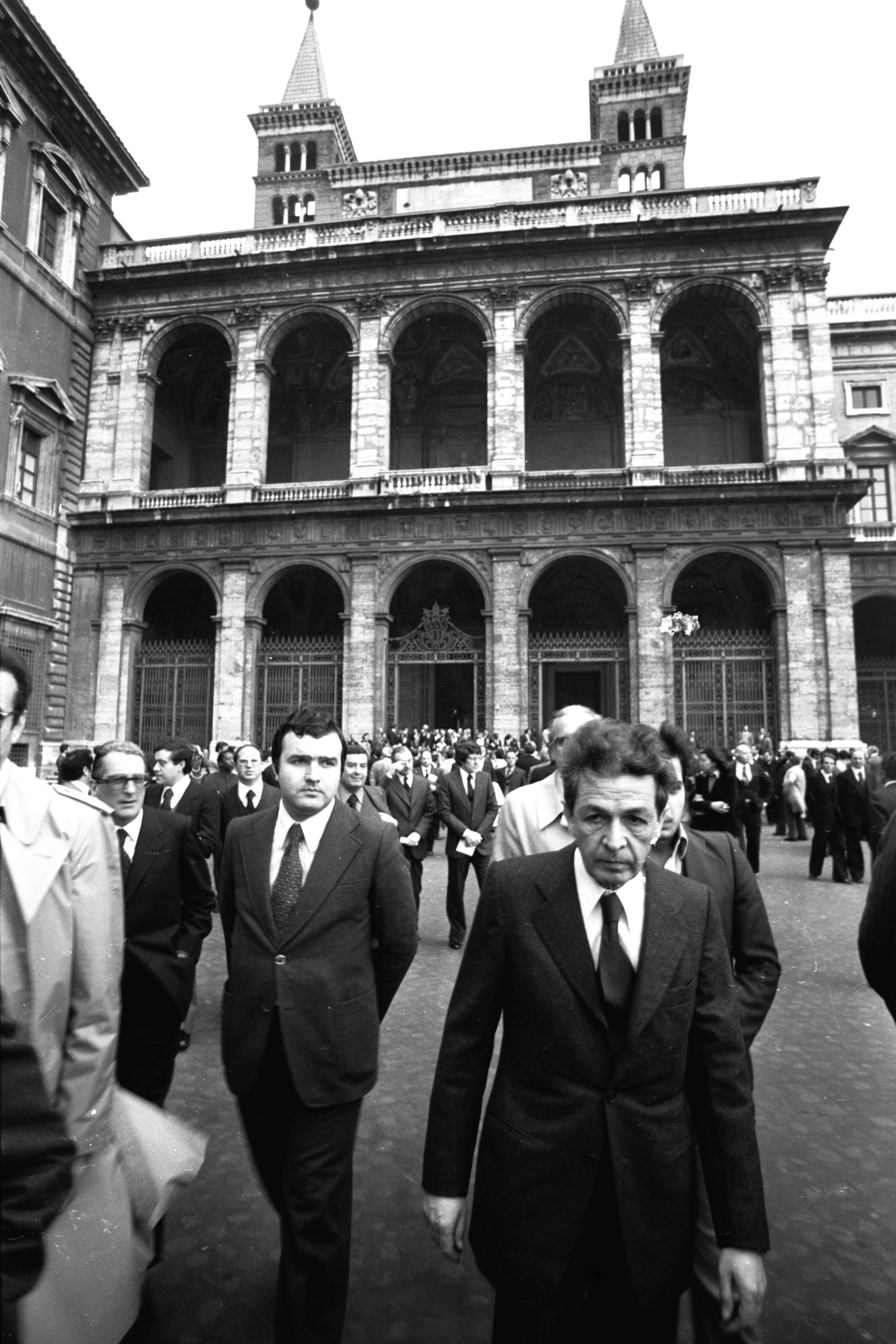 Il segretario del Partito Comunista Enrico Berlinguer il giorno dei funerali