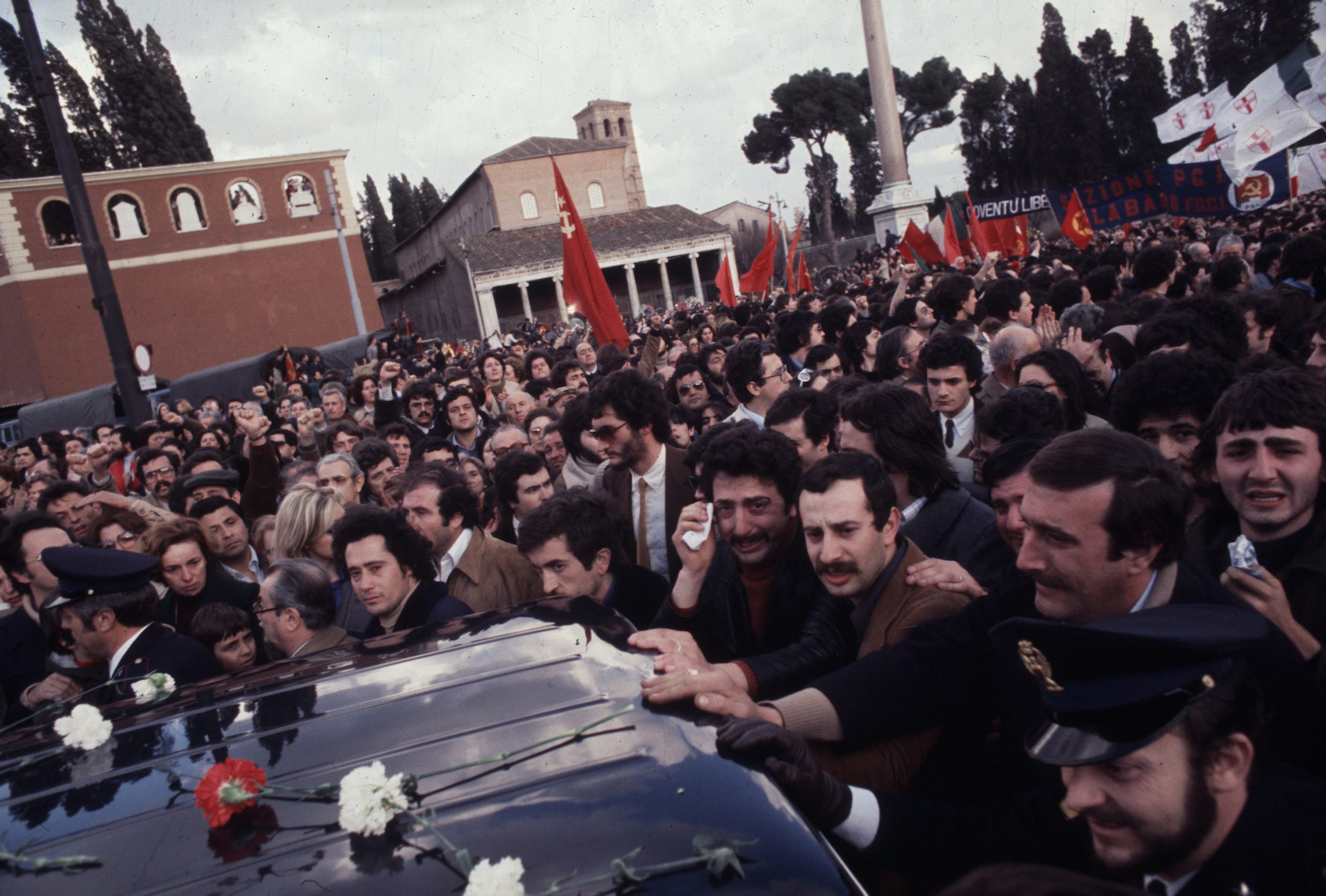La folla accoglie e rende omaggio al feretro del Presidente. La salma verrà tumulata nel piccolo cimitero di Torrita Tiberina