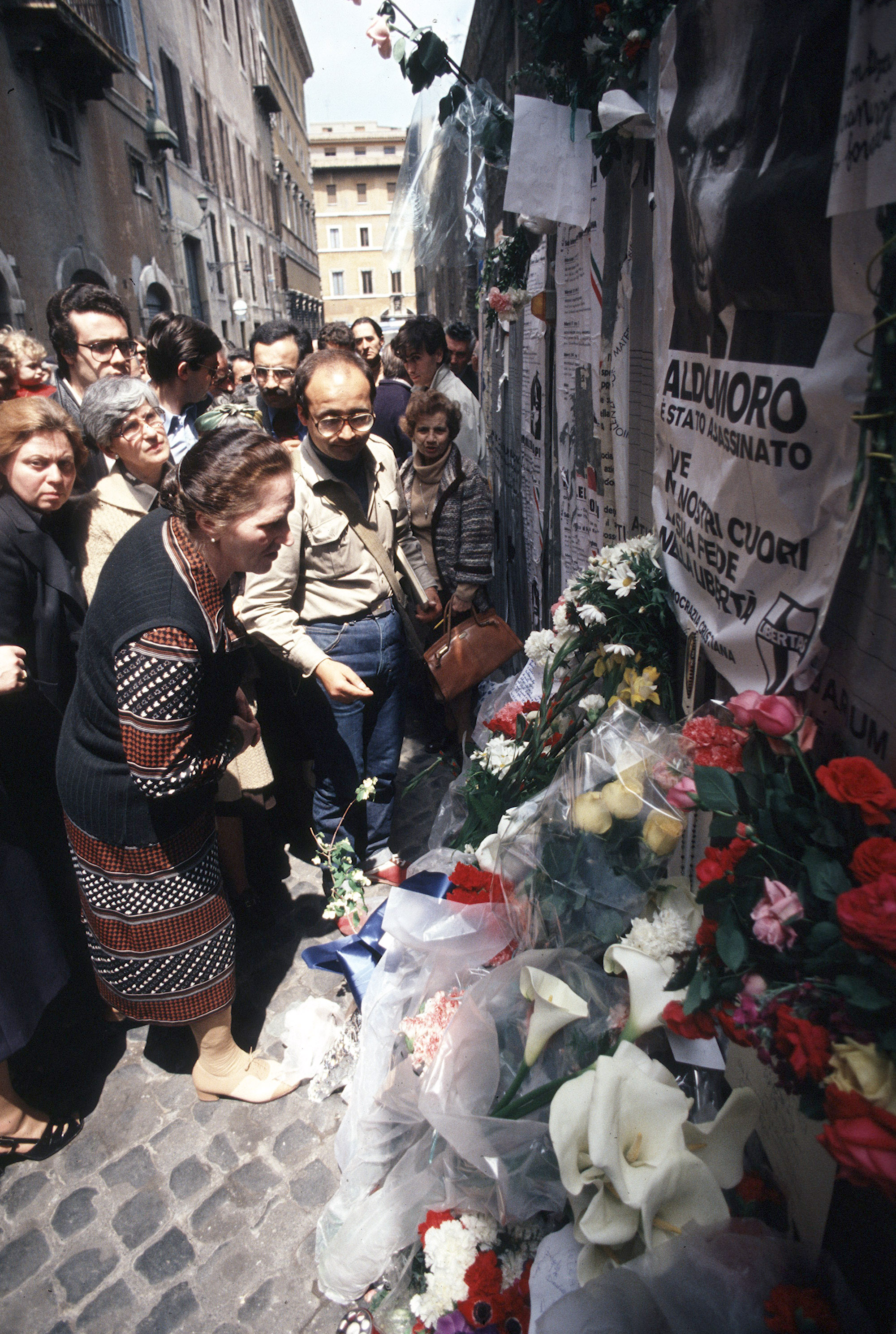 La gente lascia fiori in segno di rispetto sul luogo dove è stato rinvenuto il cadavere