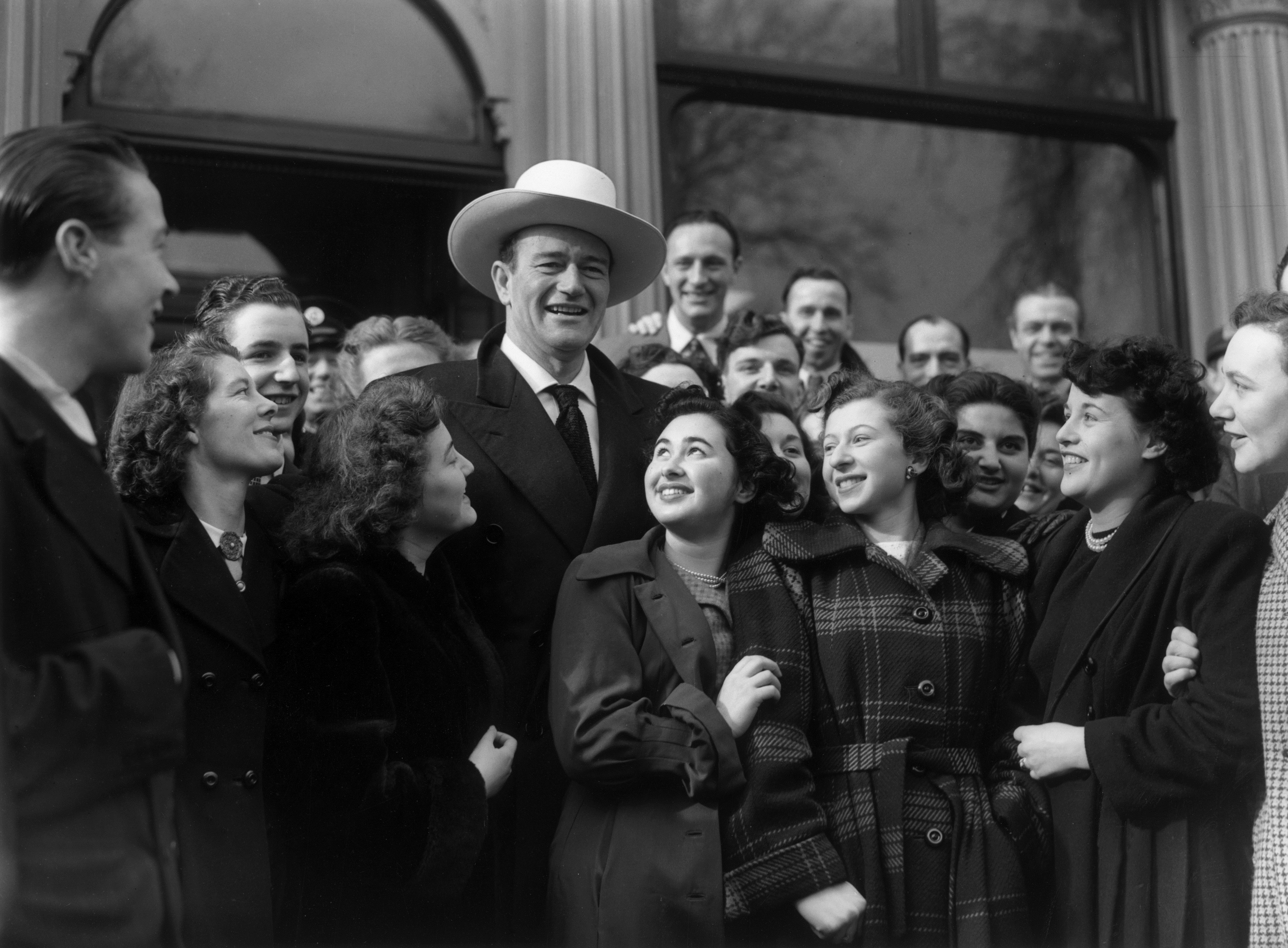 1951, l'attore circondato dai suoi fan, in occasione dell'apertura della nuova sede della Republic Picture House a Londra