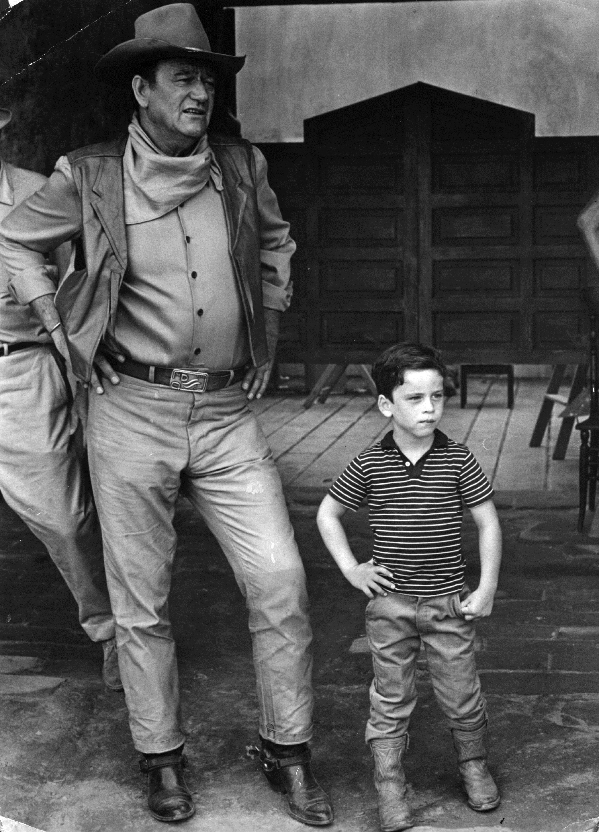 Con suo figlio nel 1967 sul set messicano del film Carovana di fuoco
