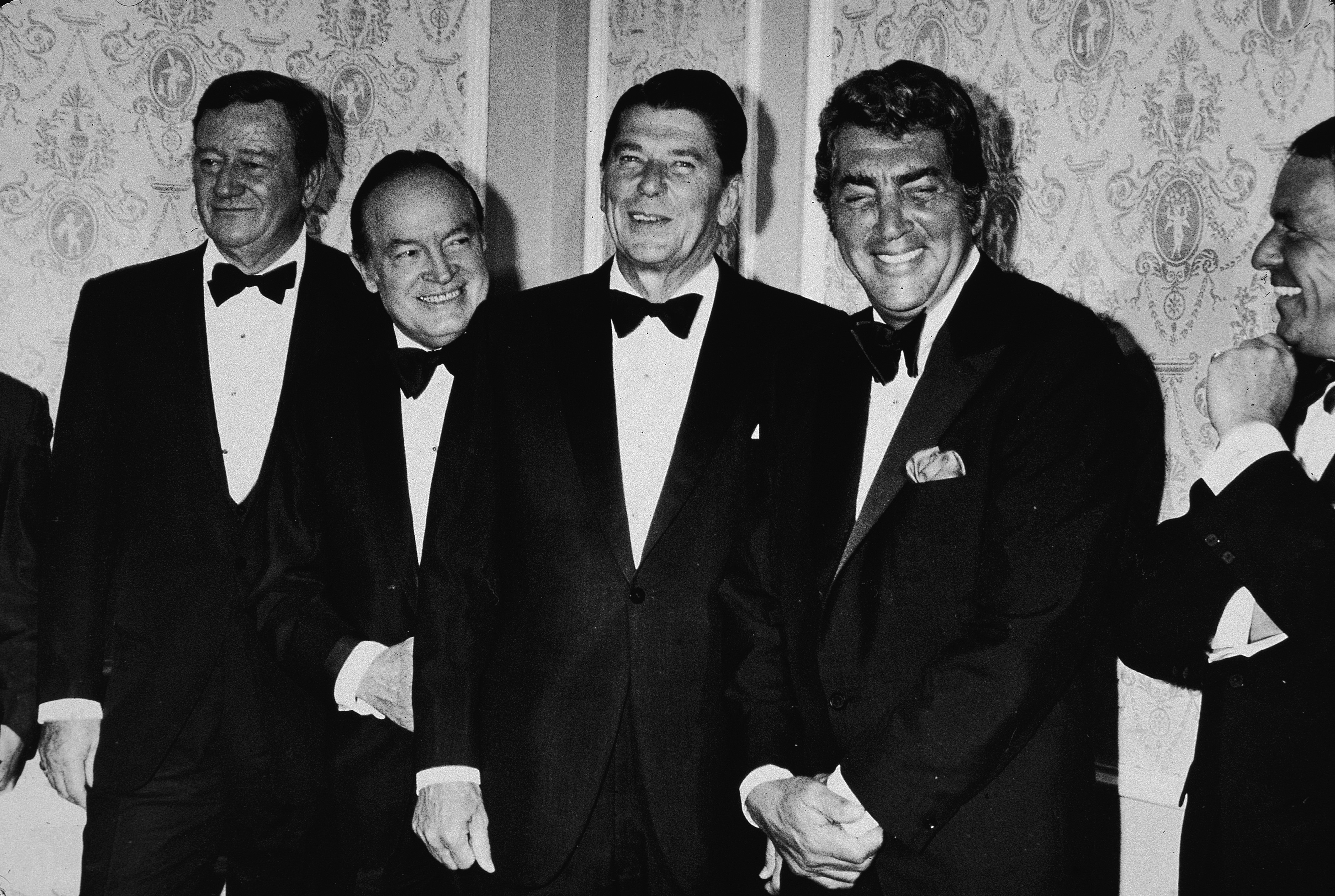 1970. John Wayne (primo da sinistra) con Bob Hope, Ronald Reagan, Dean Martin e Frank Sinatra alla cena a favore della candidatura di Regan alle Presidenziali