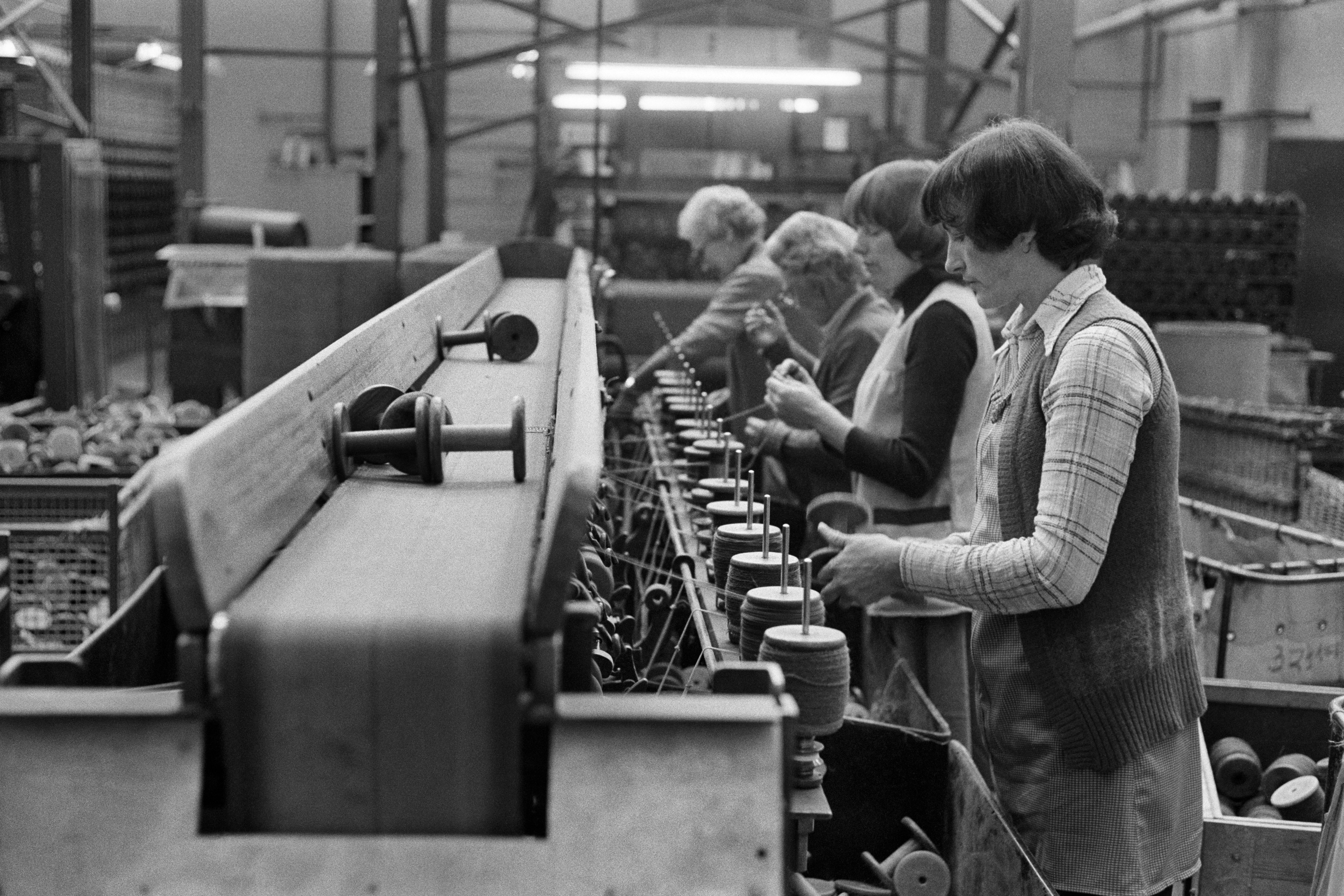 Donne a lavoro in una maglieria