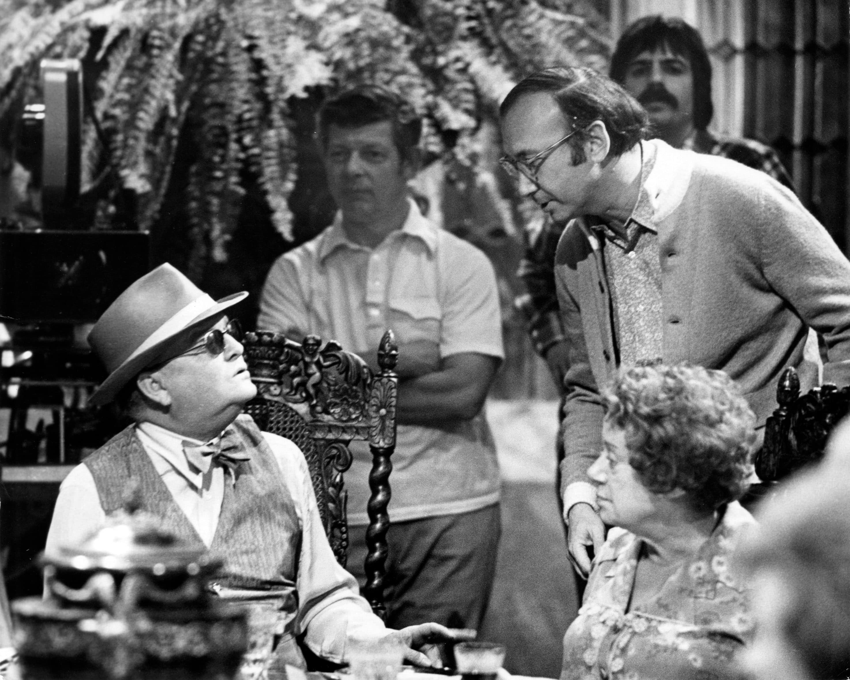 Capote sul set nel 1976 con Neil Simon ed Elsa Lanchester 