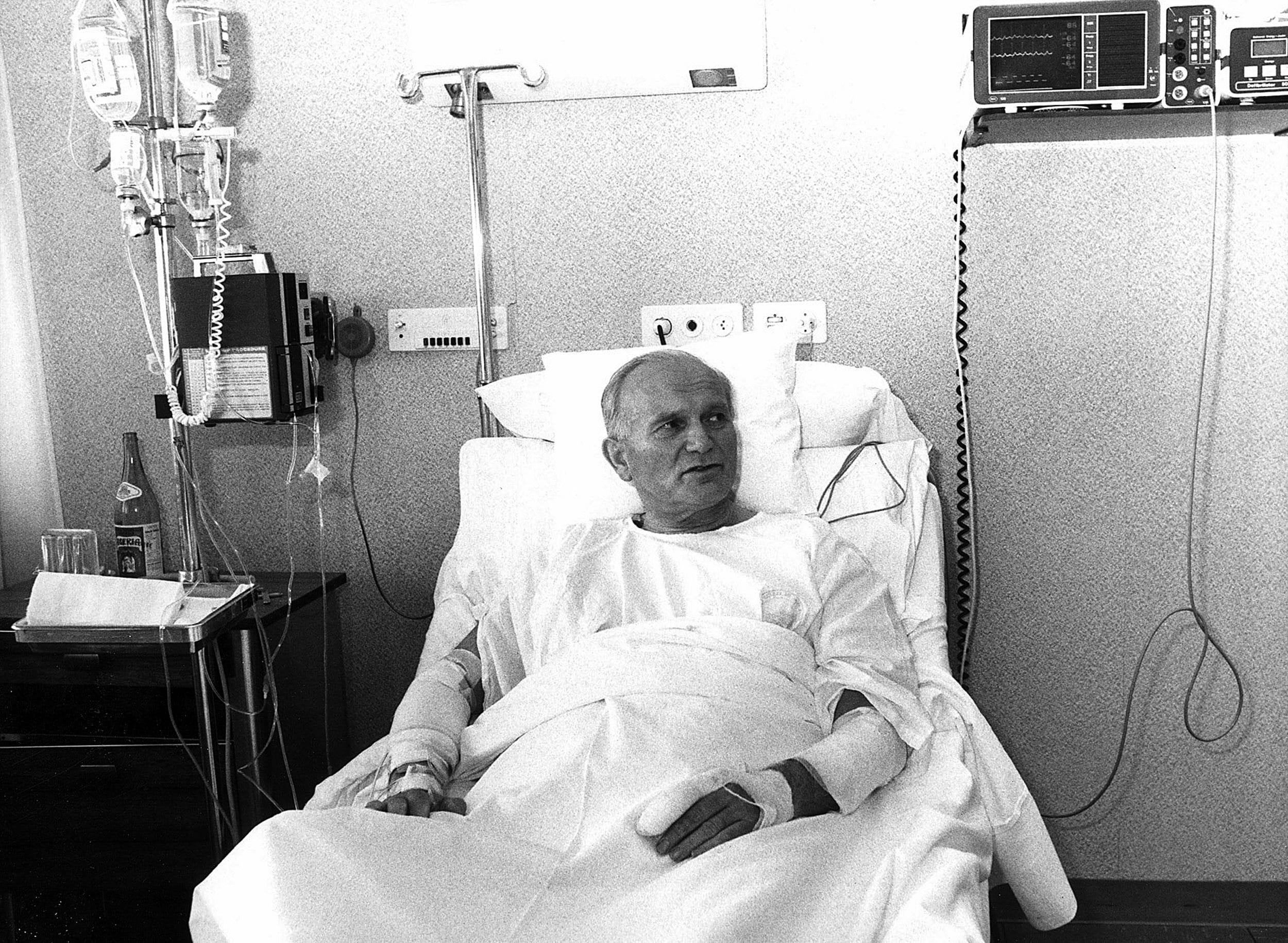 Giovanni Paolo II al Policlinico Gemelli in convalescenza dopo l’intervento subito. Già il 17 maggio il pontefice recita l’Angelus direttamente dall'ospedale