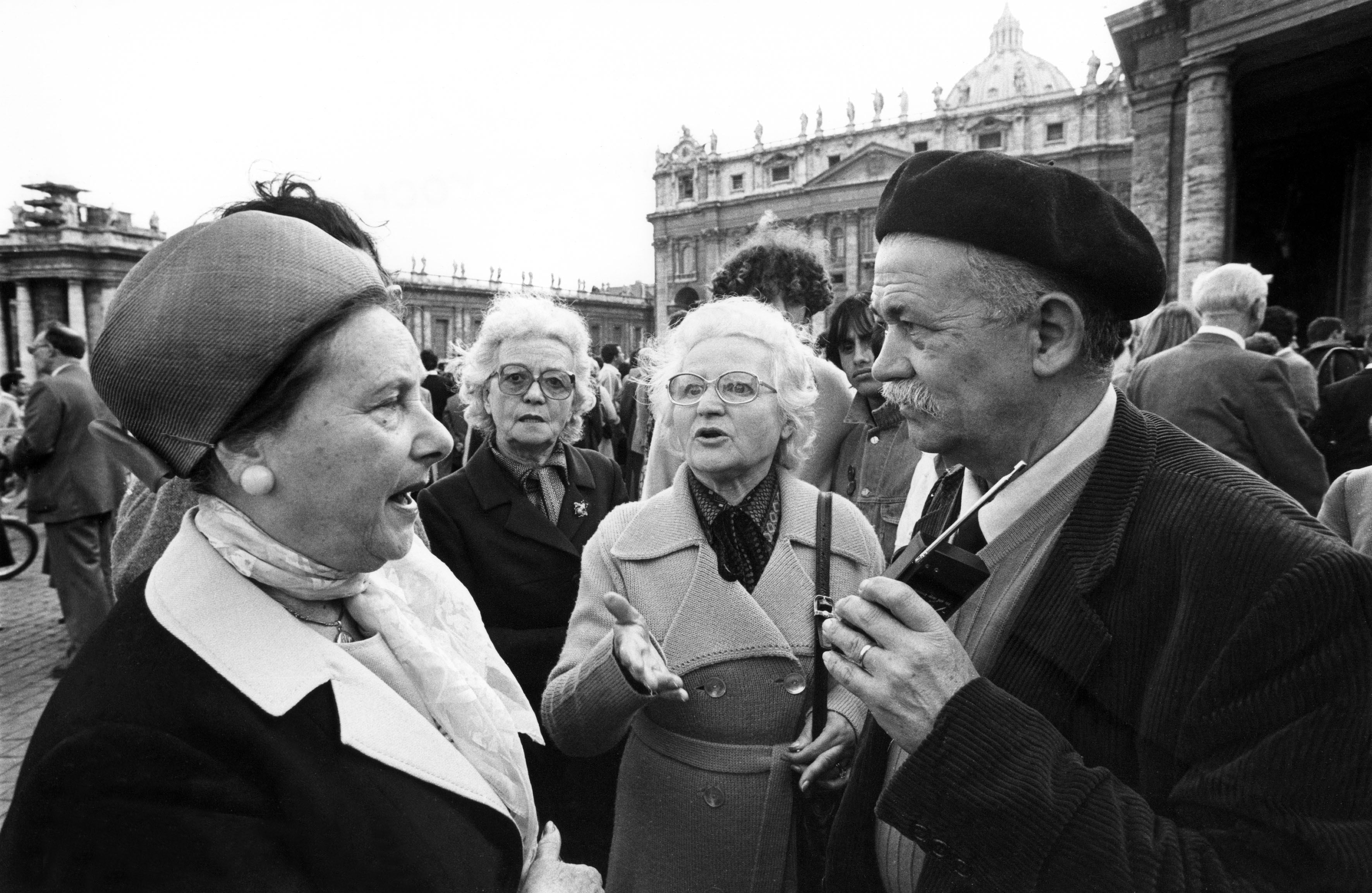 Gruppo di fedeli raccolti per diversi giorni a piazza San Pietro, in attesa di notizie sulle condizioni del Papa