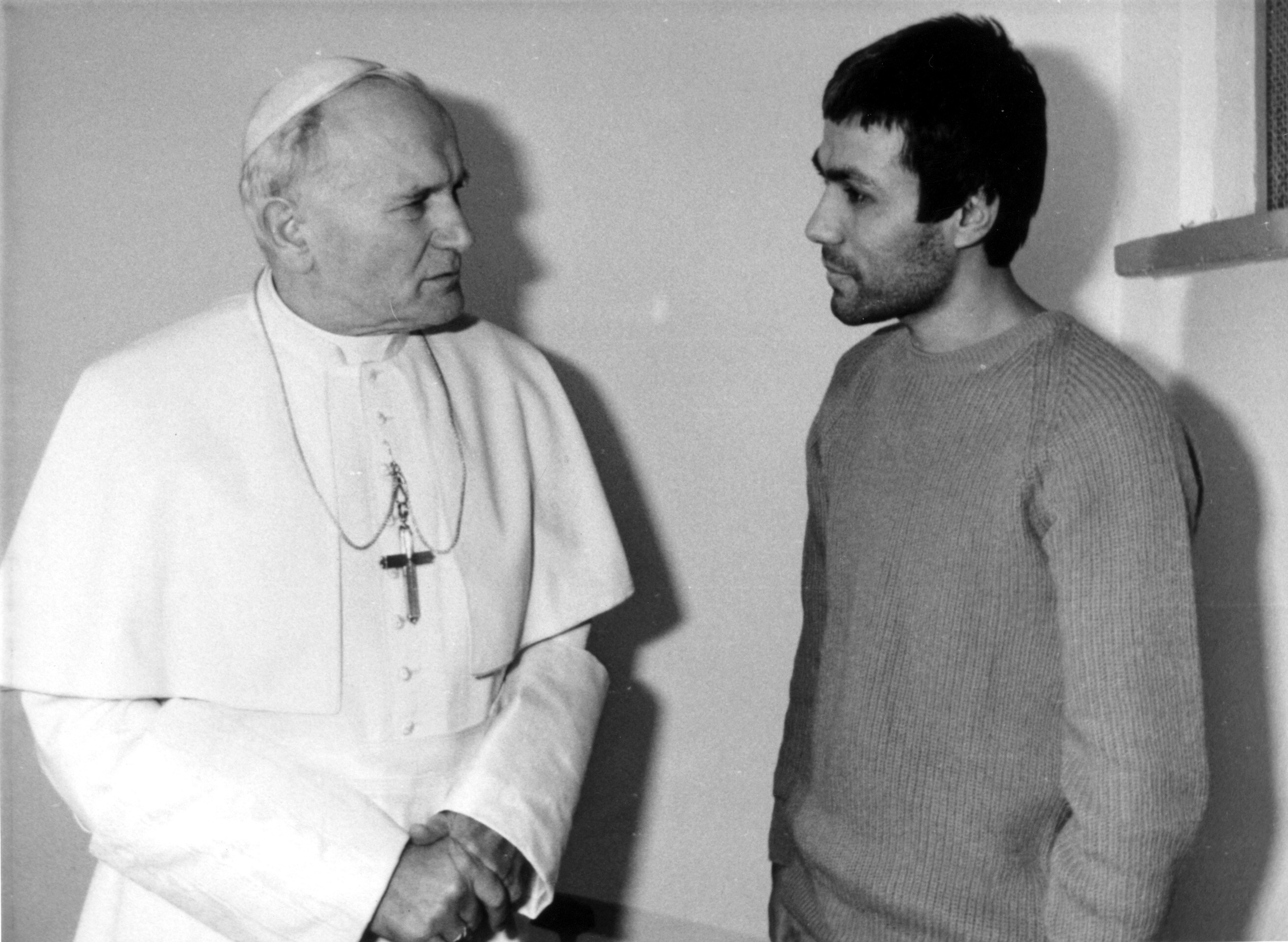Giovanni Paolo II il 27 dicembre 1983 incontra Ali Agca presso il carcere romano di Rebibbia
