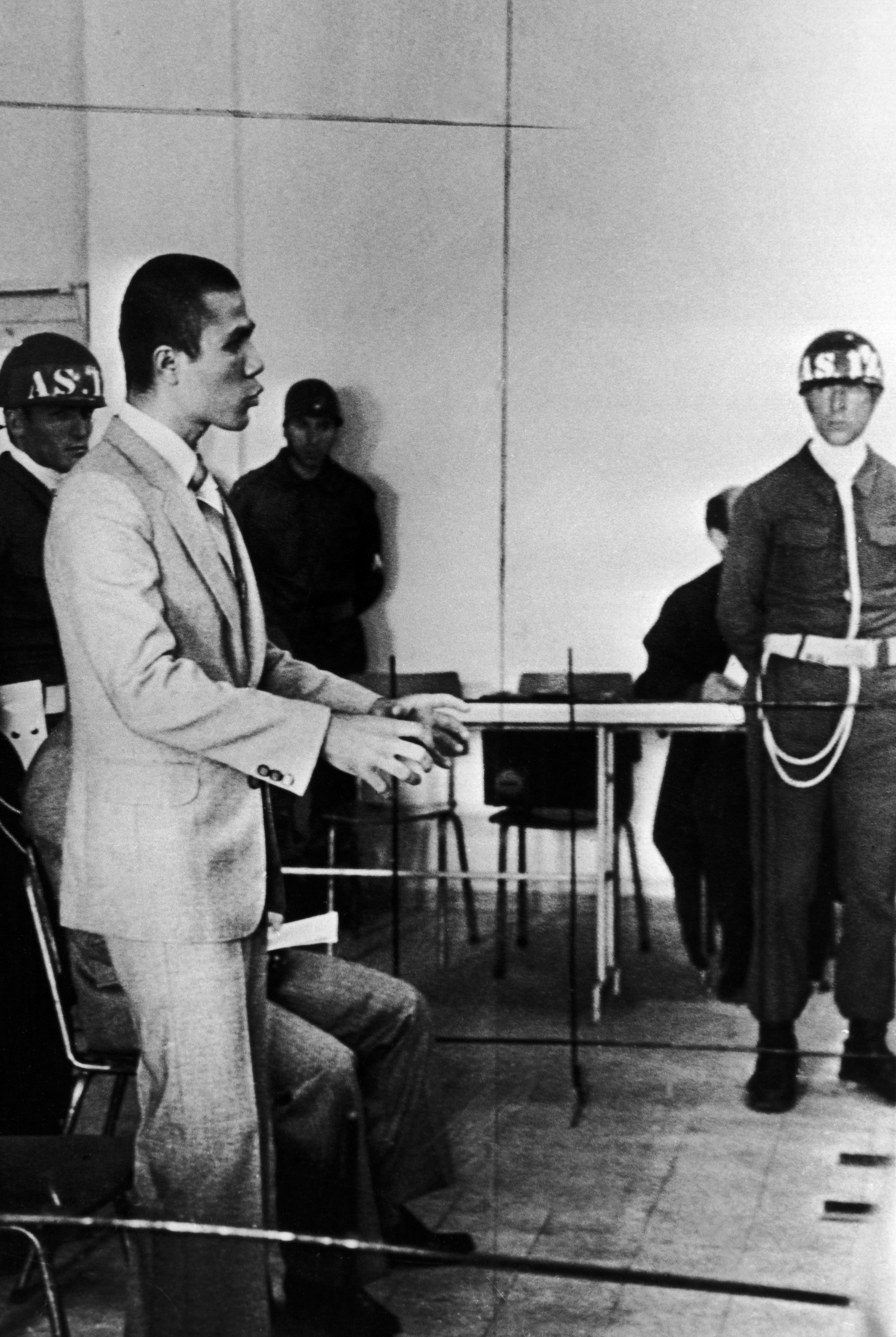 Ali Agca durante un processo in Turchia nel 1979, per l’omicidio di un direttore di un giornale di sinistra. Viene condannato e in seguito evade