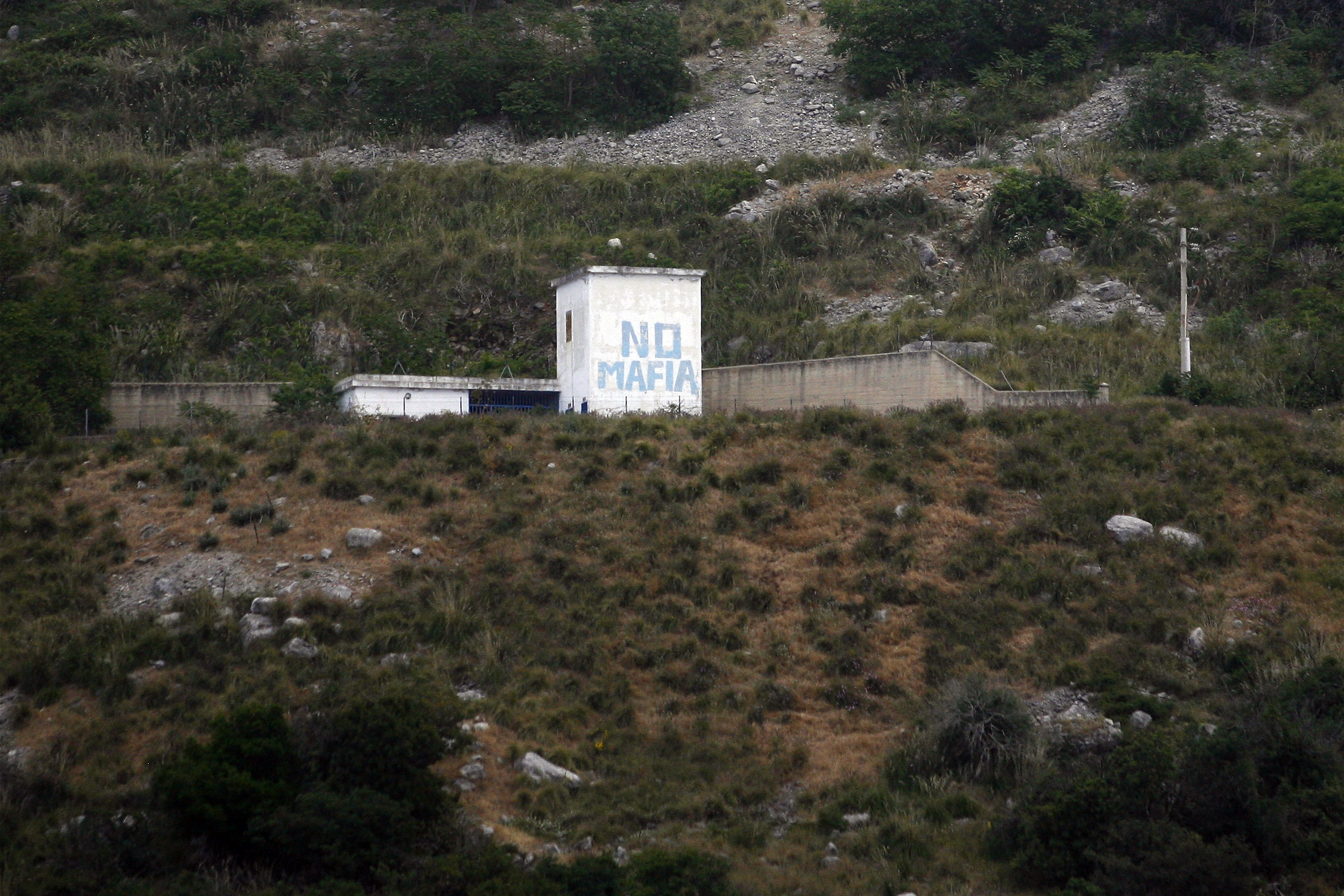 La casetta posta sulla collina sopra l’autostrada all'altezza dello svincolo per Capaci, dove si è appostato il commando che ha innescato l’esplosione del tritolo.