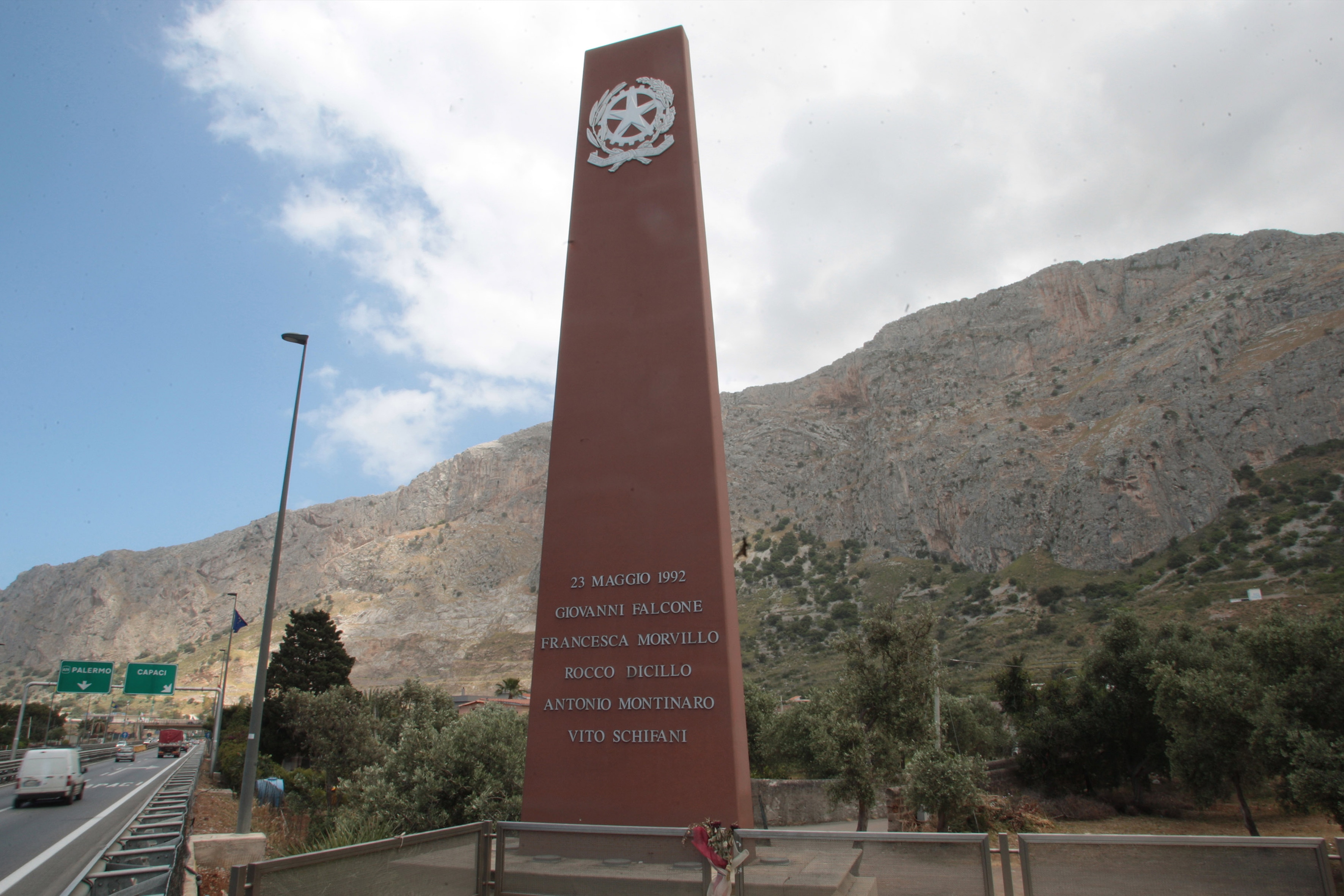 Monumento in memoria dei caduti della strage di Capaci. La stele si trova in autostrada, all'altezza del punto in cui è avvenuta l’esplosione
