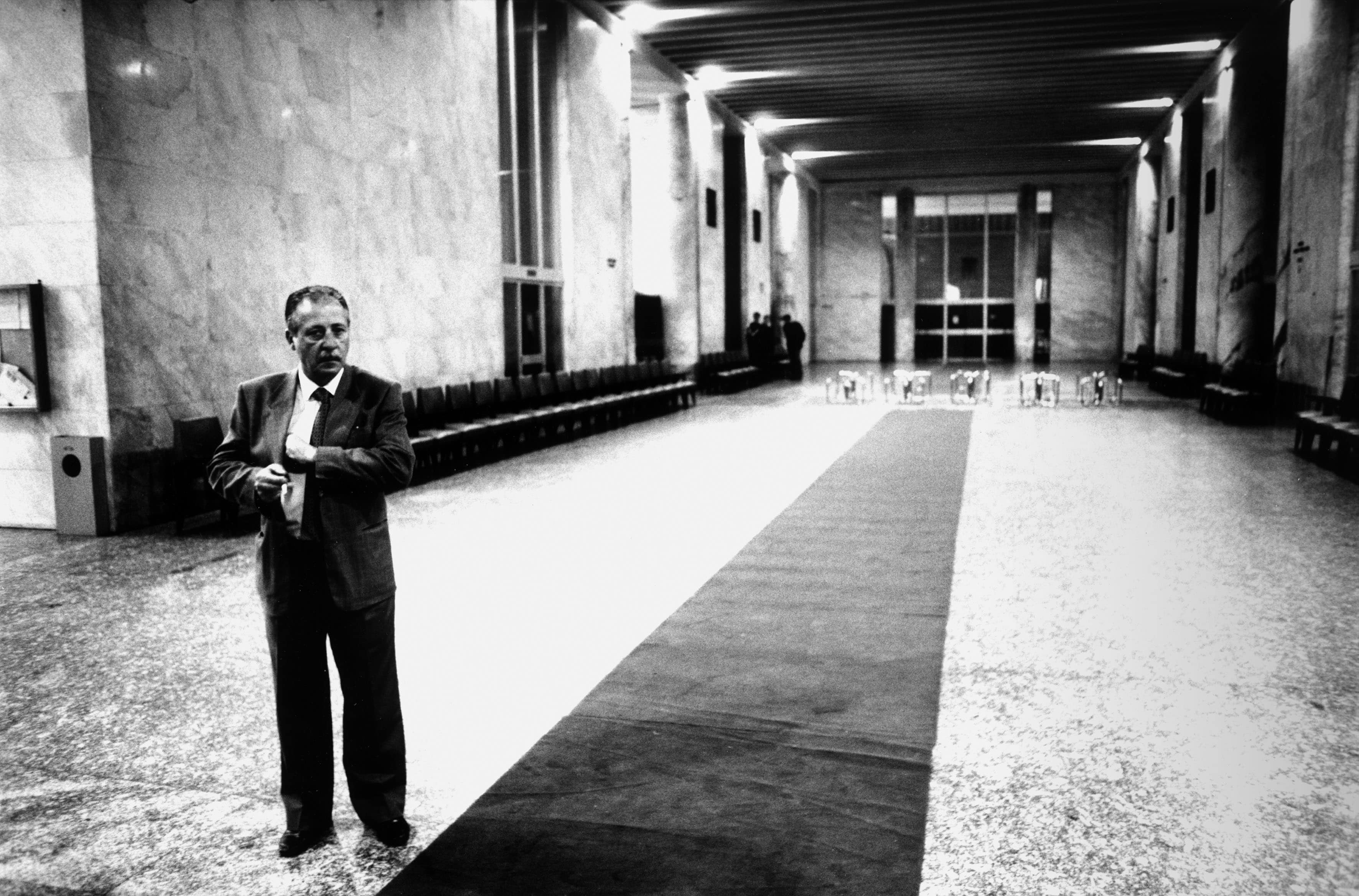 Paolo Borsellino al Palazzo di Giustizia di Palermo, il 24 maggio 1992, in occasione della camera ardente allestita per Falcone, la moglie e gli agenti della scorta