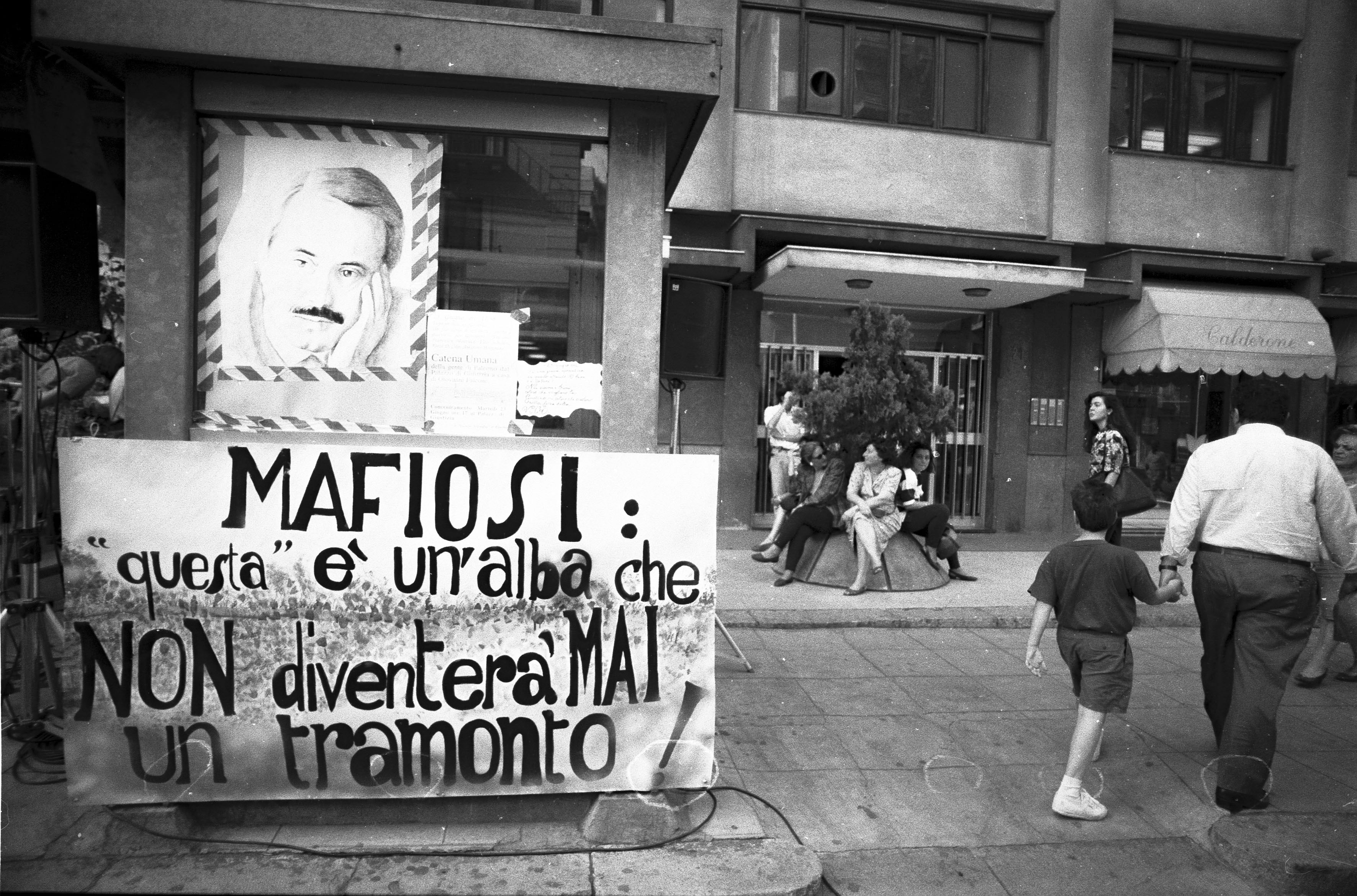 Uno dei tanti manifesti simbolo della reazione a questo efferato eccidio, da parte della gente di Palermo e di quella accorsa da tutta Italia