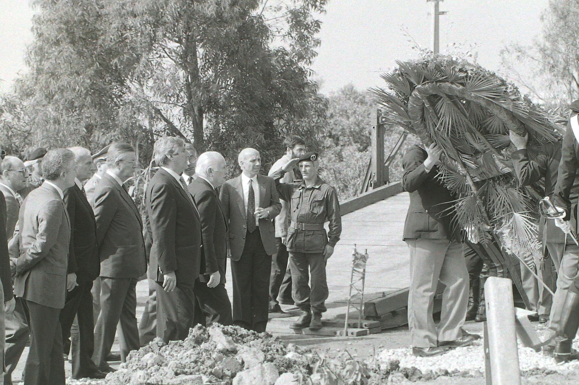 Oscar Luigi Scalfaro, eletto presidente della Repubblica due giorni dopo la morte di Falcone, mentre depone un mazzo di fiori sul luogo del delitto