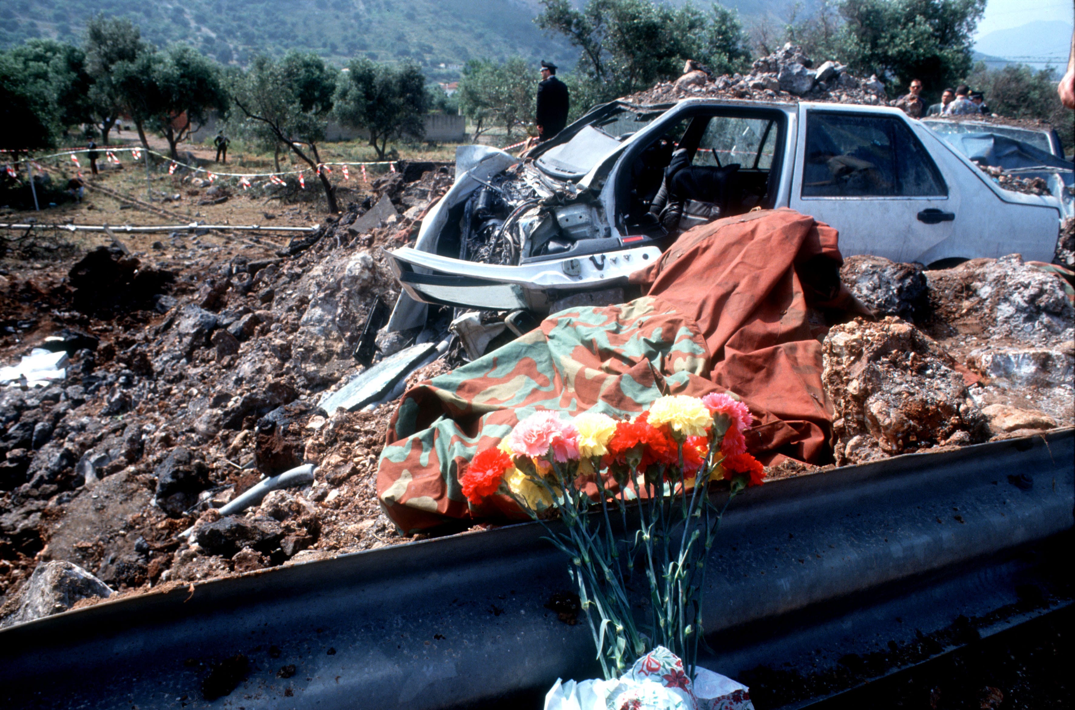 Un mazzo di fiori, posto di fronte alla Fiat Croma bianca dove viaggiava il magistrato con la moglie e il suo autista al momento dell'esplosione sull'autostrada, allo svincolo per Capaci