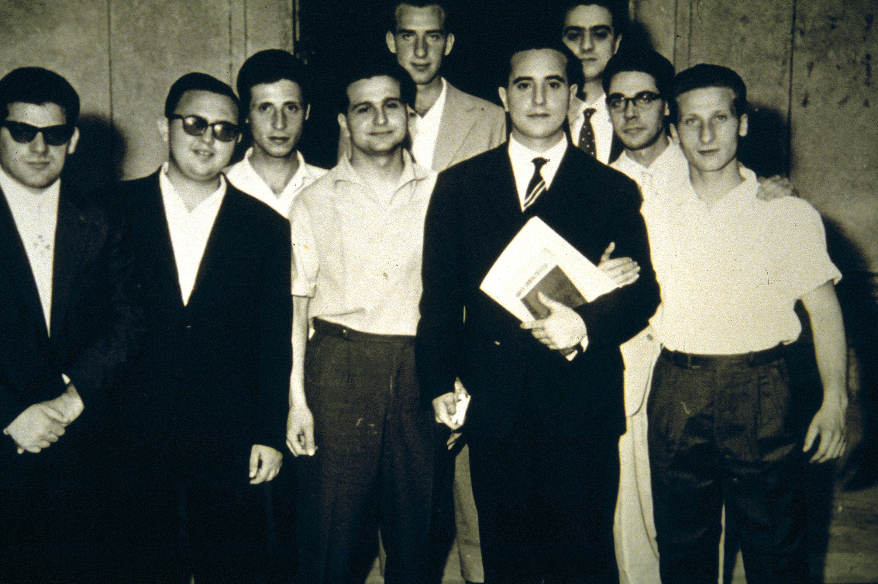 Insieme ad alcuni compagni il giorno della laurea, conseguita a pieni voti nel 1961