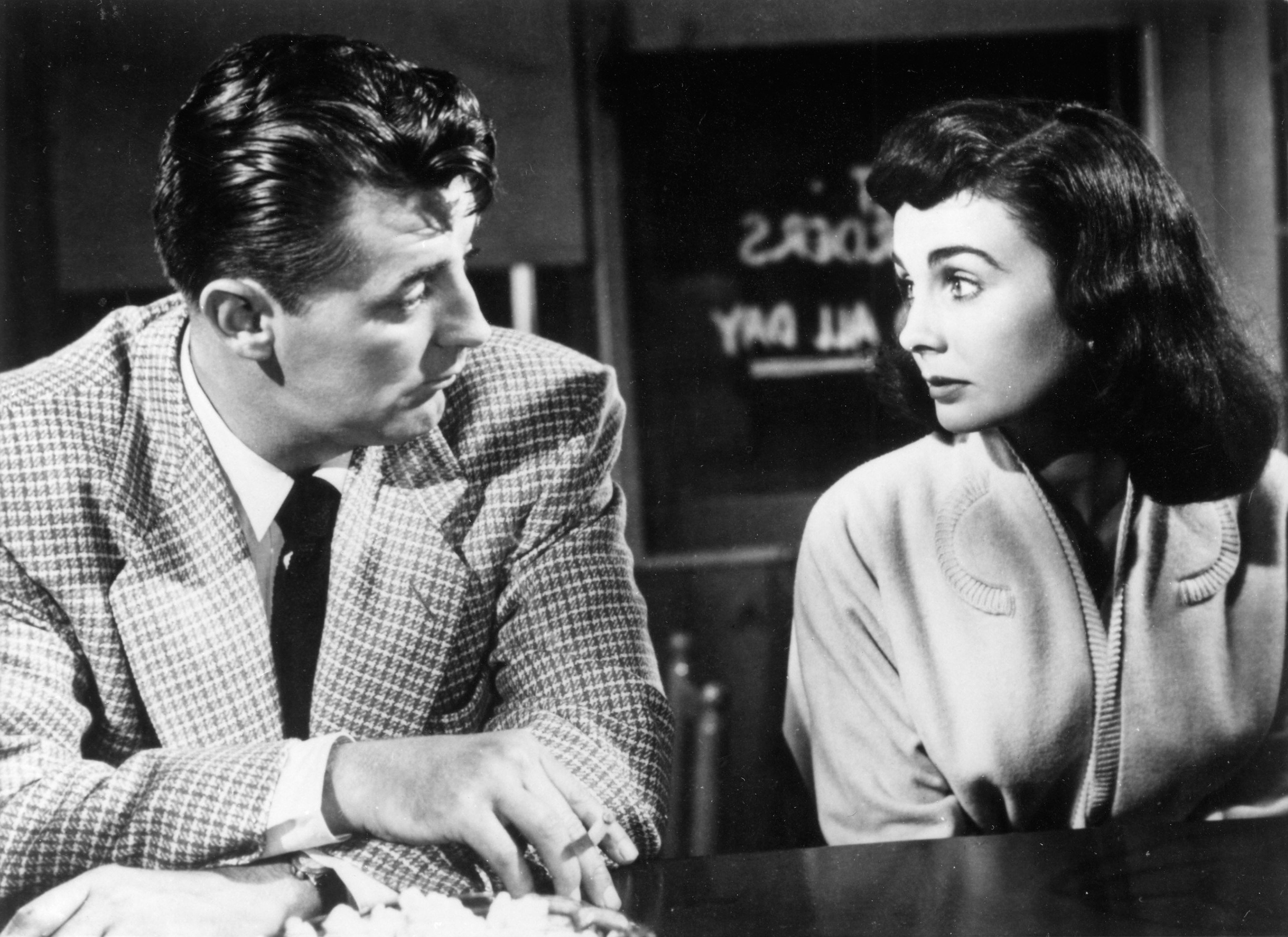 Robert Mitchum e Jean Simmons in Seduzione Mortale, 1953