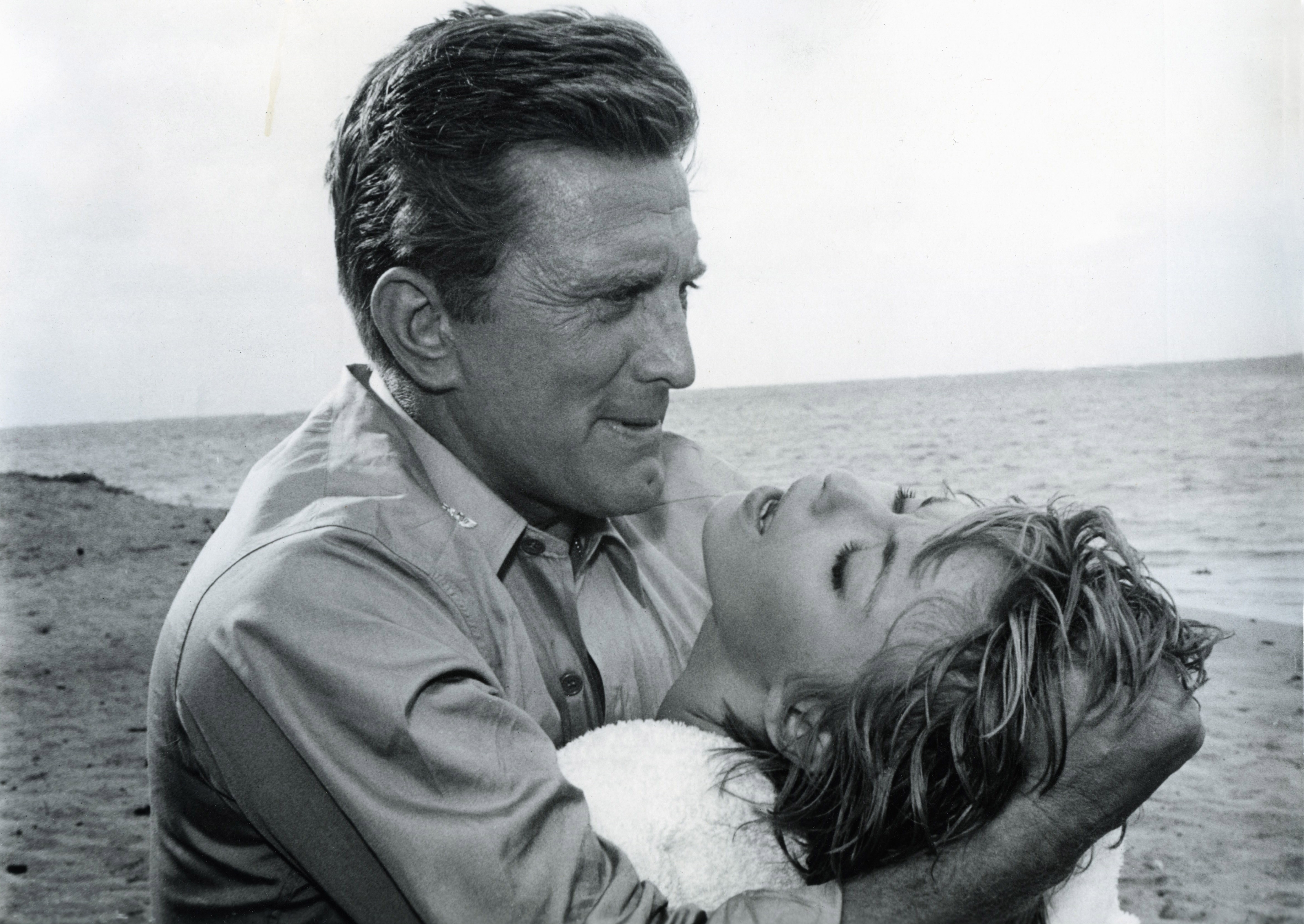 Kirk Douglas e Barbara Bouchet in una scena del film Prima vittoria, 1965