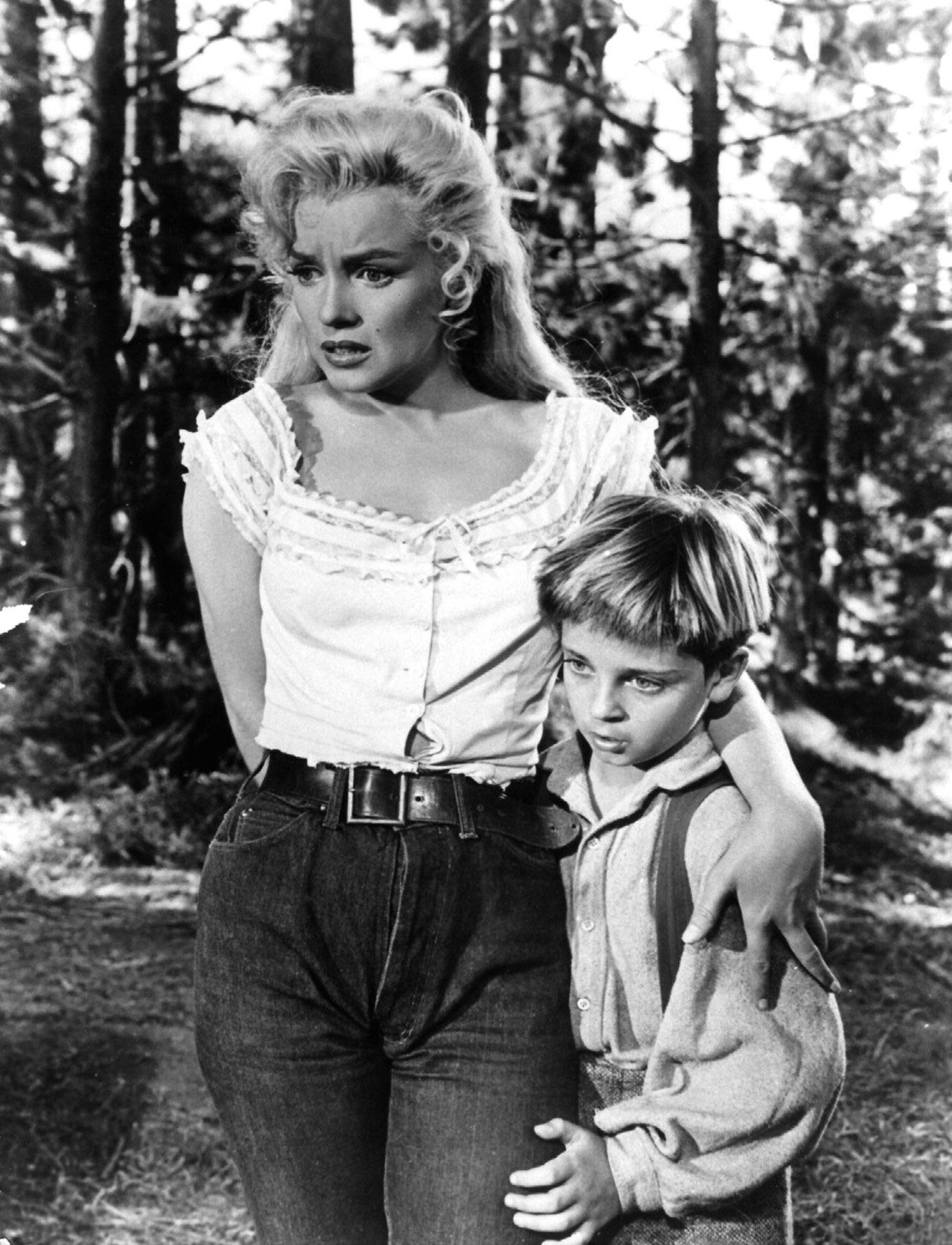 Marilyn Monroe in La magnifica preda con il piccolo attore Tommy Retting