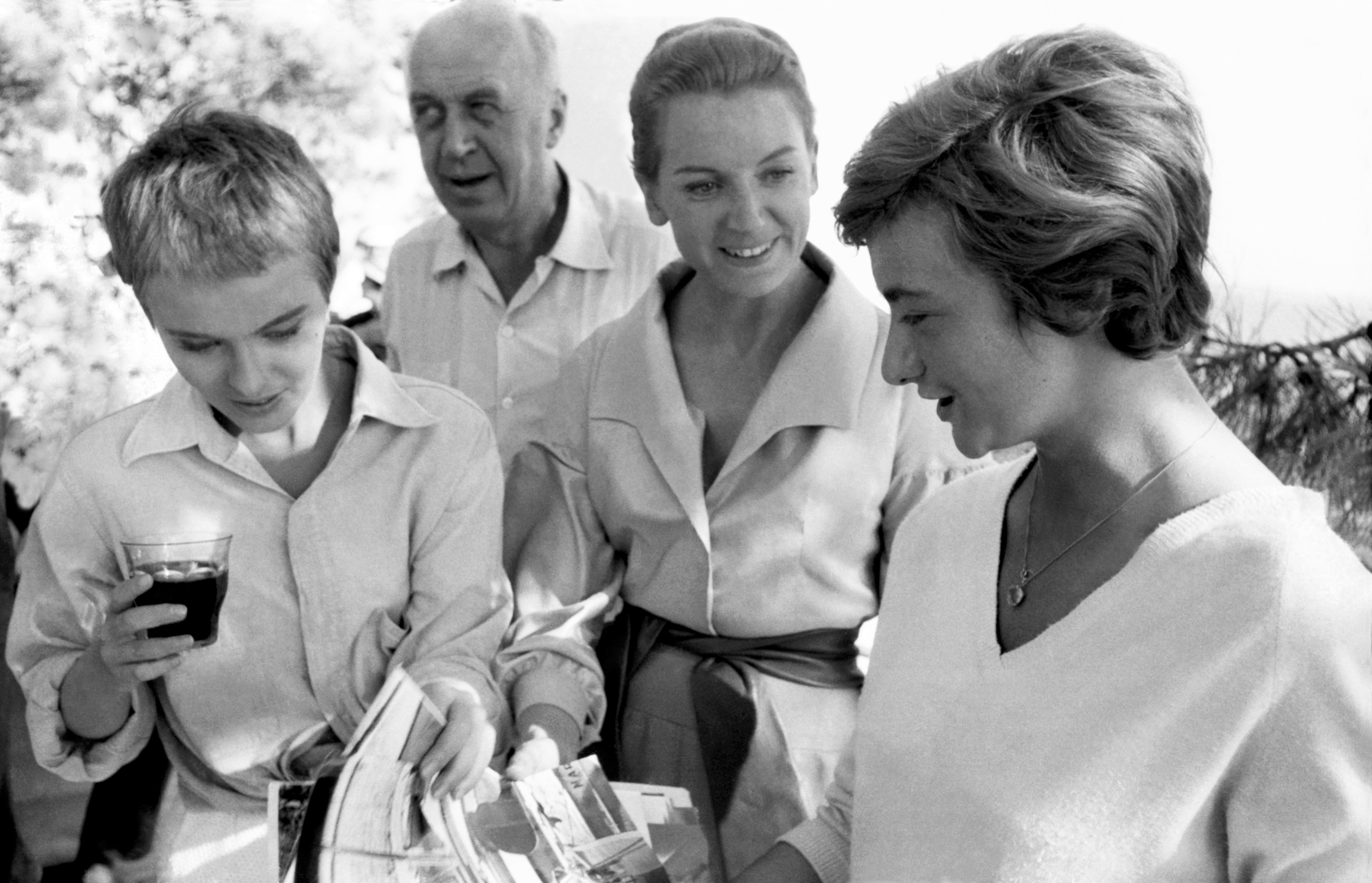 Jean Seberg, Otto Preminger, Deborah Kerr e Françoise​ Sagan durante le riprese di Bonjour Tristesse in Costa Azzurra, 1958