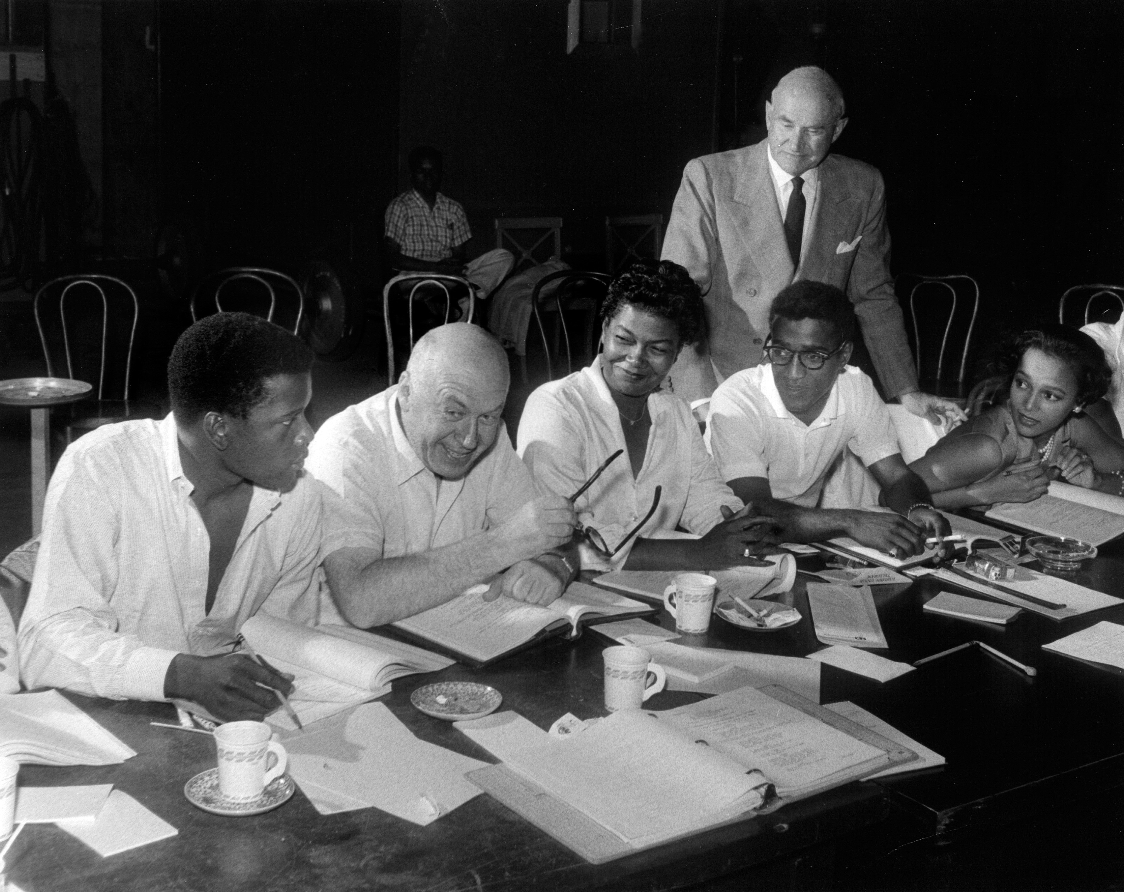 Porgy and Bess: (da sinistra) Sidney Poitie​r, Otto Preminger, Pe​arl Bailey, il produttore Samuel Go​ldwyn, Sammy Davis Jr. e Doroth​y Dandridge