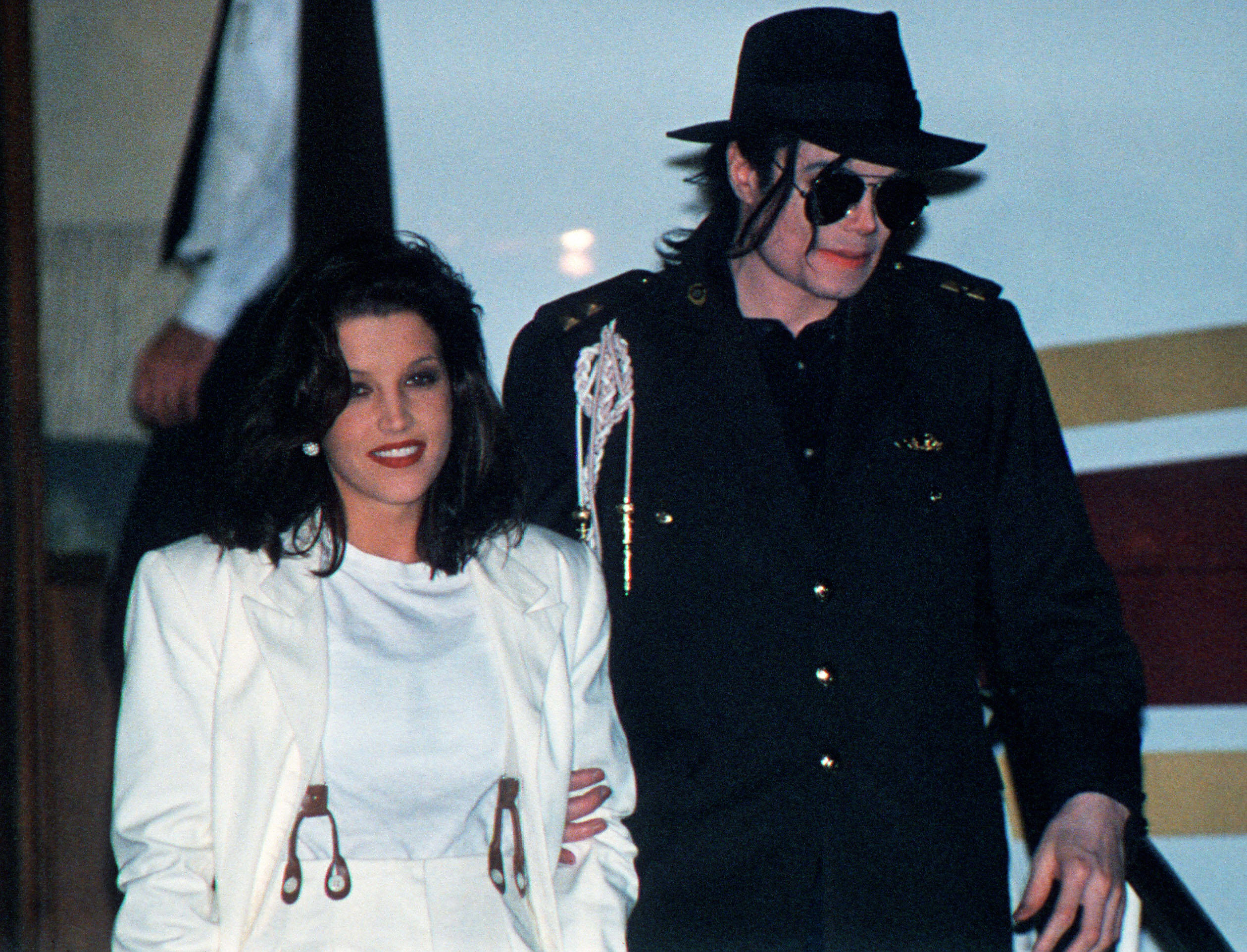 Agosto 1994. Michael Jackson e la moglie Lisa Marie, figlia di Elvis Presley (i due si erano sposati il 26 maggio 1994). Il matrimonio fu pesantemente criticato dai media, e durò poco più di due anni: divorziarono il 20 agosto 1996. Tuttavia Michael e Lisa, che si erano conosciuti nel 1984, continuarono a frequentarsi fino al febbraio del 1998