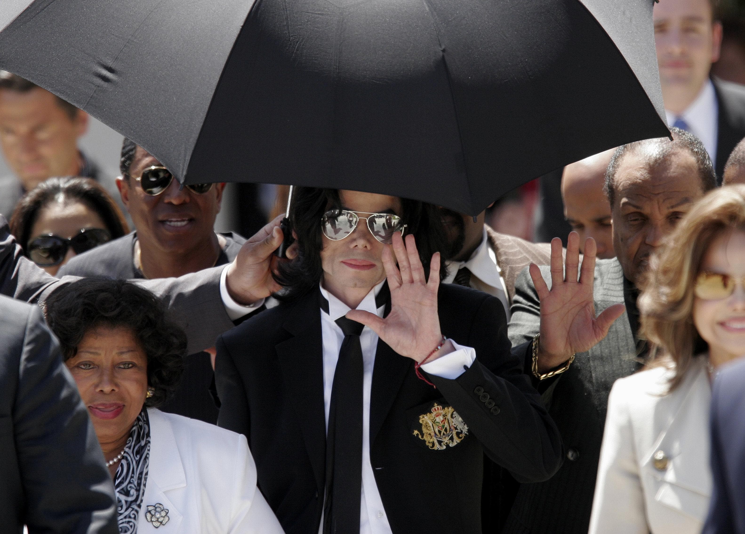 13 giugno 2005. Michael Jackson saluta i fan all'uscita dal tribunale di Santa Barbara, California. Accusato nel 2003 di aver molestato sessualmente due minori di 14 anni che aveva ospitato nella sua celebre villa ‘Neverland’, Jackson fu coinvolto in quello che i media americani definirono “il processo del secolo”. Dopo una vicenda durata due anni, ricca di scandali e clamorosi colpi di scena, la giuria decise all’unanimità di assolverlo da tutte le accuse. Le polemiche sono riemerse nel 2019 con l'uscita del documentario 'Leaving Neverland', diretto e prodotto dal regista britannico Dan Reed e incentrato sulla vita di due uomini, Wade Robson e James Safechuck, che raccontano di essere stati abusati sessualmente dal cantante