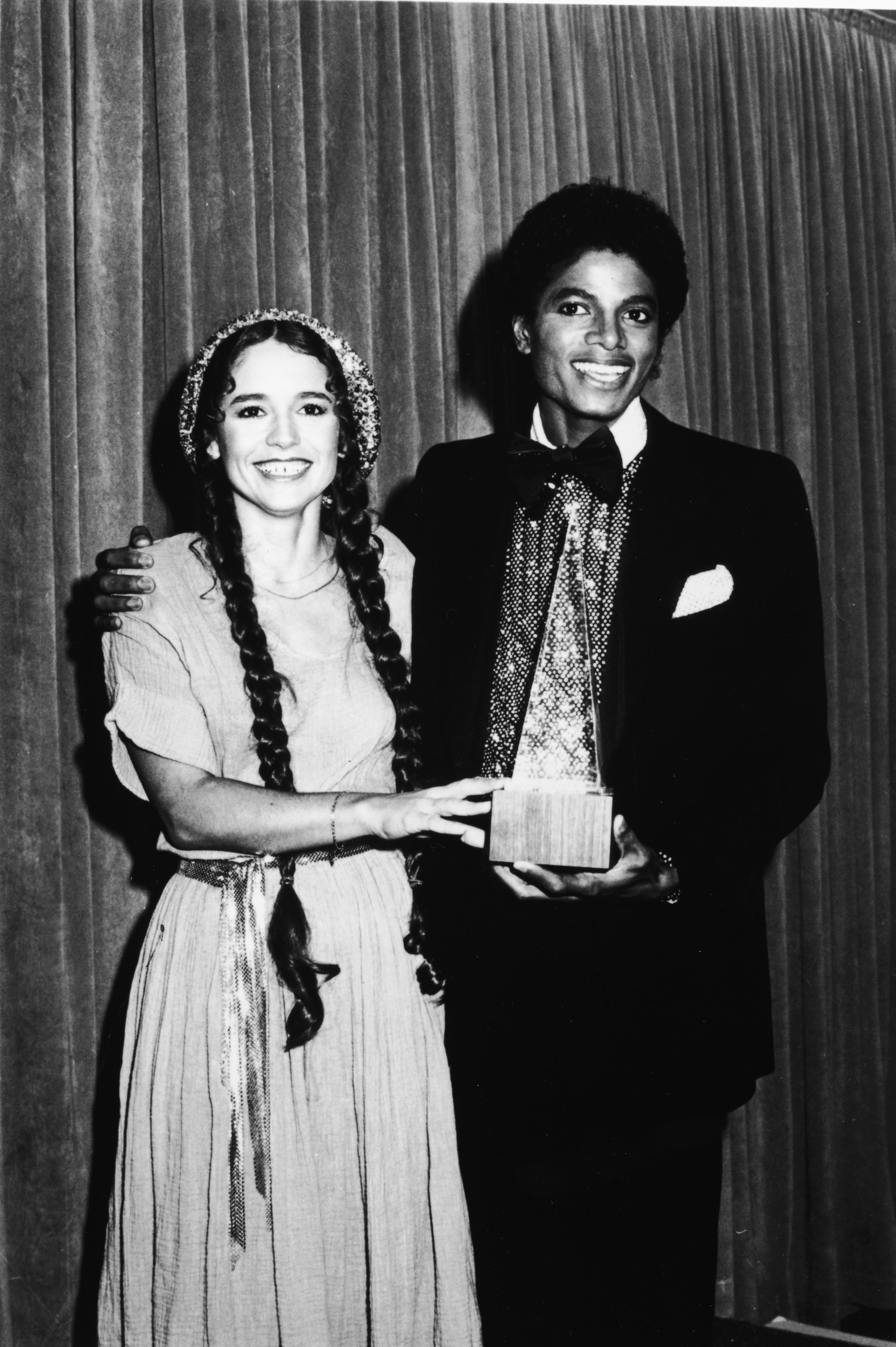 Gennaio 1980. Michael Jackson e la cantautrice statunitense Nicolette Larson (1952 - 1997) presentano il premio per il miglior gruppo Pop/Rock agli American Music Awards. Vinceranno i Bee Gees