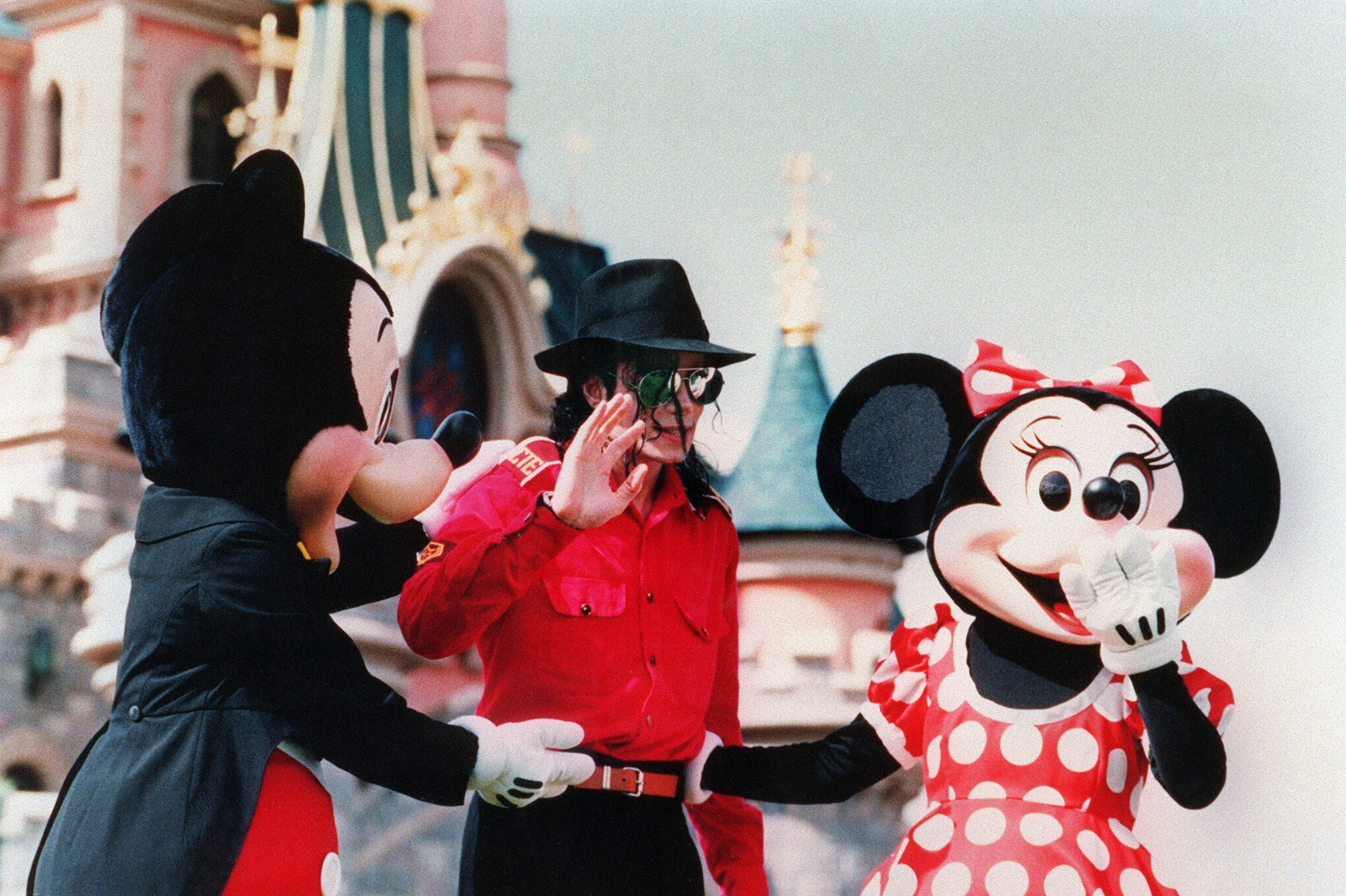 Parigi, luglio 1992. Michael Jackson danza con Minnie e Topolino nel parco giochi di EuroDisney