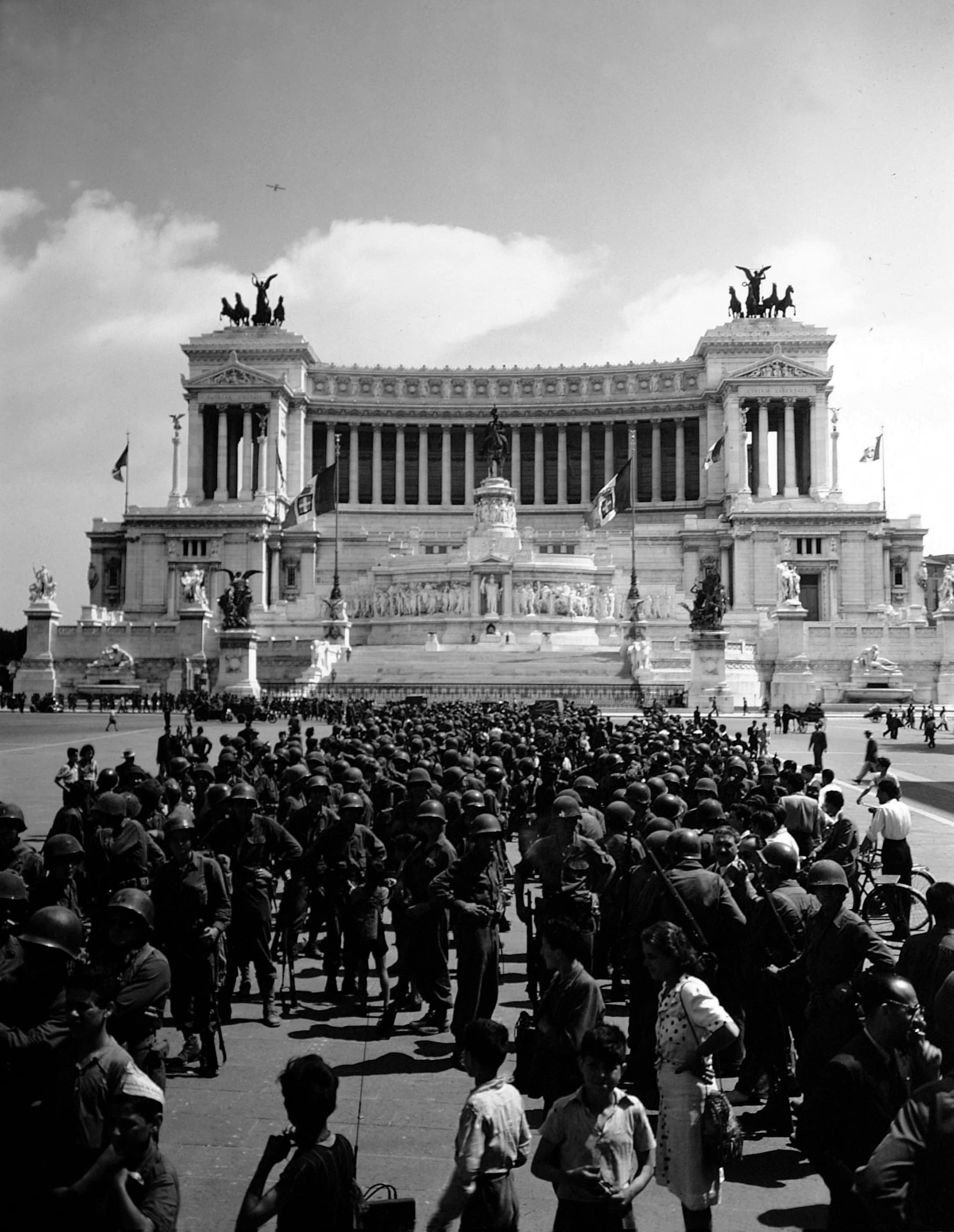 Soldati americani riempiono piazza Venezia