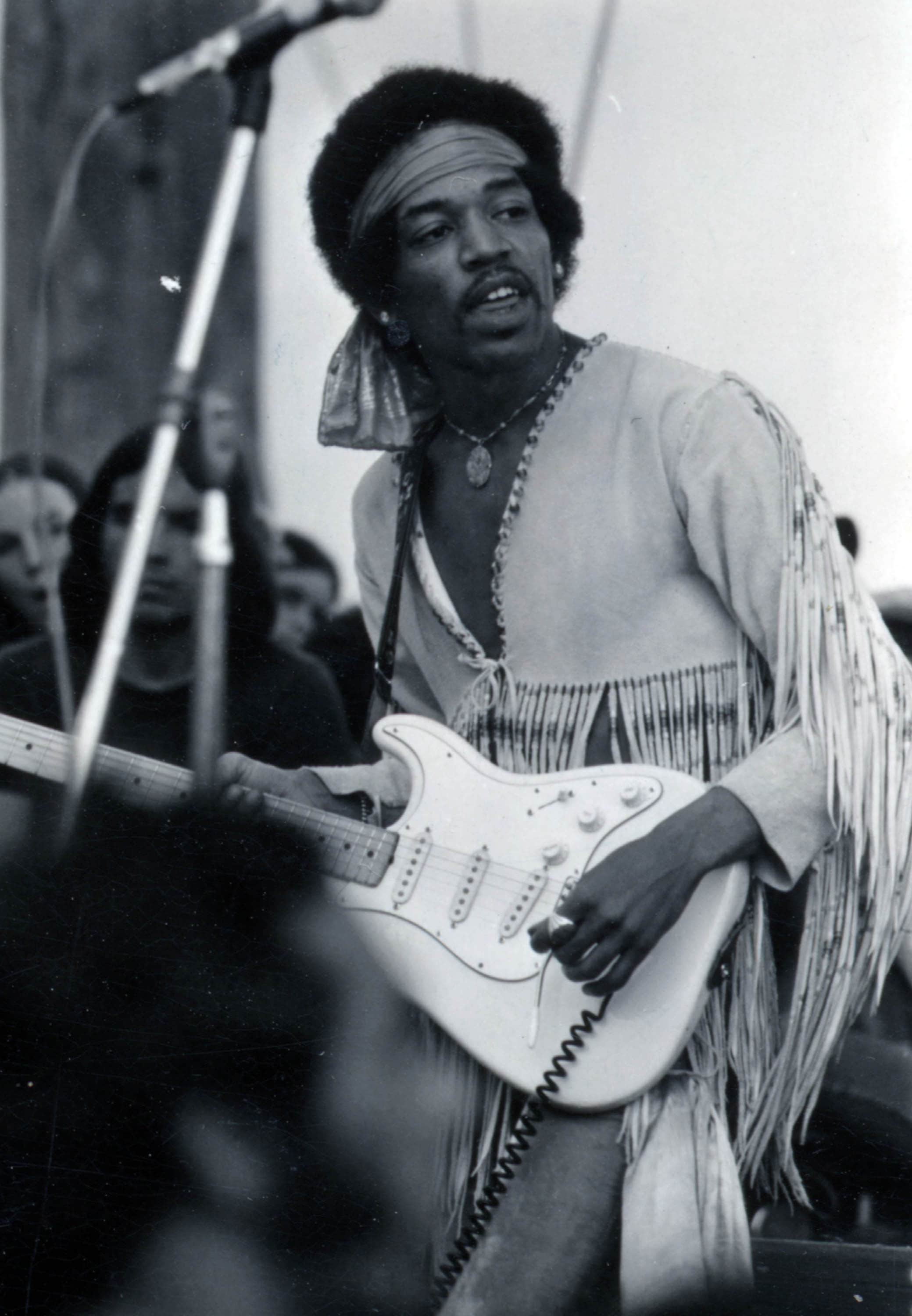 Dopo che la sua band era stata presentata come 'The Jimi Hendrix Experience', Hendrix corresse con il nuovo nome del gruppo: 'Gypsy Sun and Rainbows'. Jimi aveva insistito per essere l'ultimo ad esibirsi al festival, così il suo numero era stato previsto per la mezzanotte, ma non salì sul palco fino alle nove del mattino di lunedì. La maggior parte degli spettatori aveva dovuto lasciare il festival e tornare alla routine dei giorni feriali, così che solo in quasi 200.000 anziché 500.000 ascoltarono Hendrix in una performance che fu una rarità, per la durata (due ore, la più lunga nella carriera di Hendrix). Rimase leggendaria la sua 'Star-Spangled Banner', una reinterpretazione dell'inno degli Stati Uniti eseguita con una tale forza e dei suoni così stranianti che era facile intenderla come la sua protesta per la violenza delle politiche degli USA, nella guerra in Vietnam e negli scontri sociali.