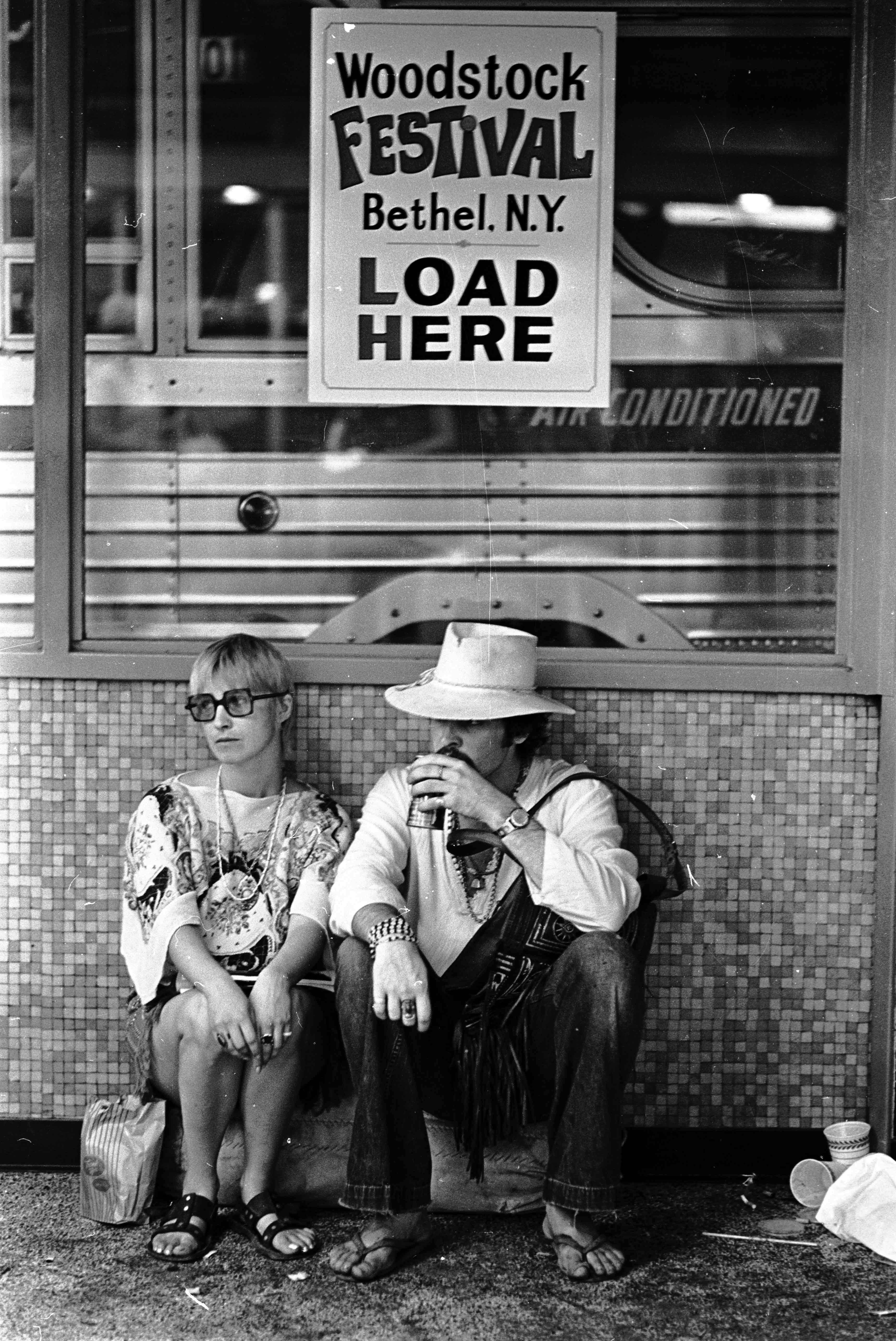 L’attore Peter Franklin e Susanna Barta al City Port Authority Bus Terminal di New York aspettano il Pullman per il Festival di Woodstock 