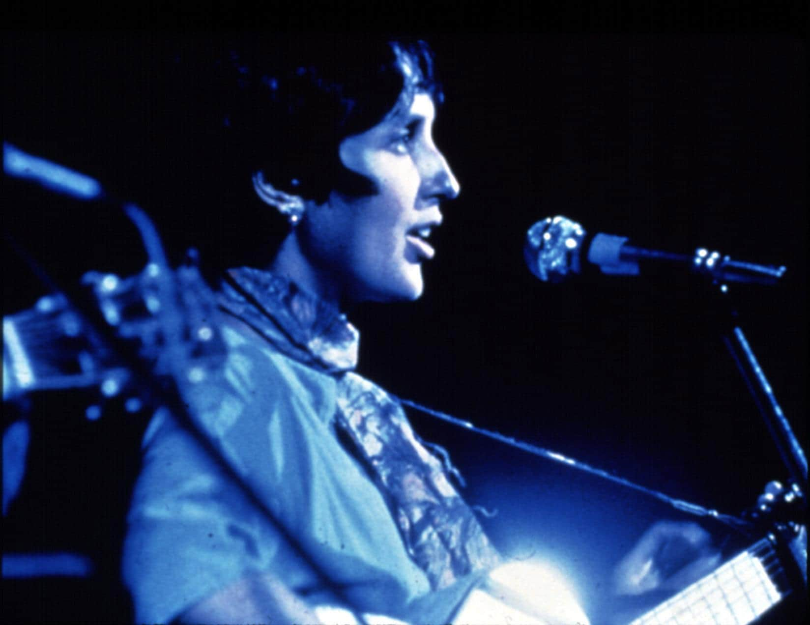 Joan Baez si esibisce venerdì 15 agosto. Nei giorni del festival Joan Baez era al sesto mese di gravidanza. Sul palco raccontò che il marito David Harris, obiettore di coscienza, era stato arrestato. Dopo la sua celeberrima esibizione al festival venne ribattezzata 'l’usignolo di Woodstock'.