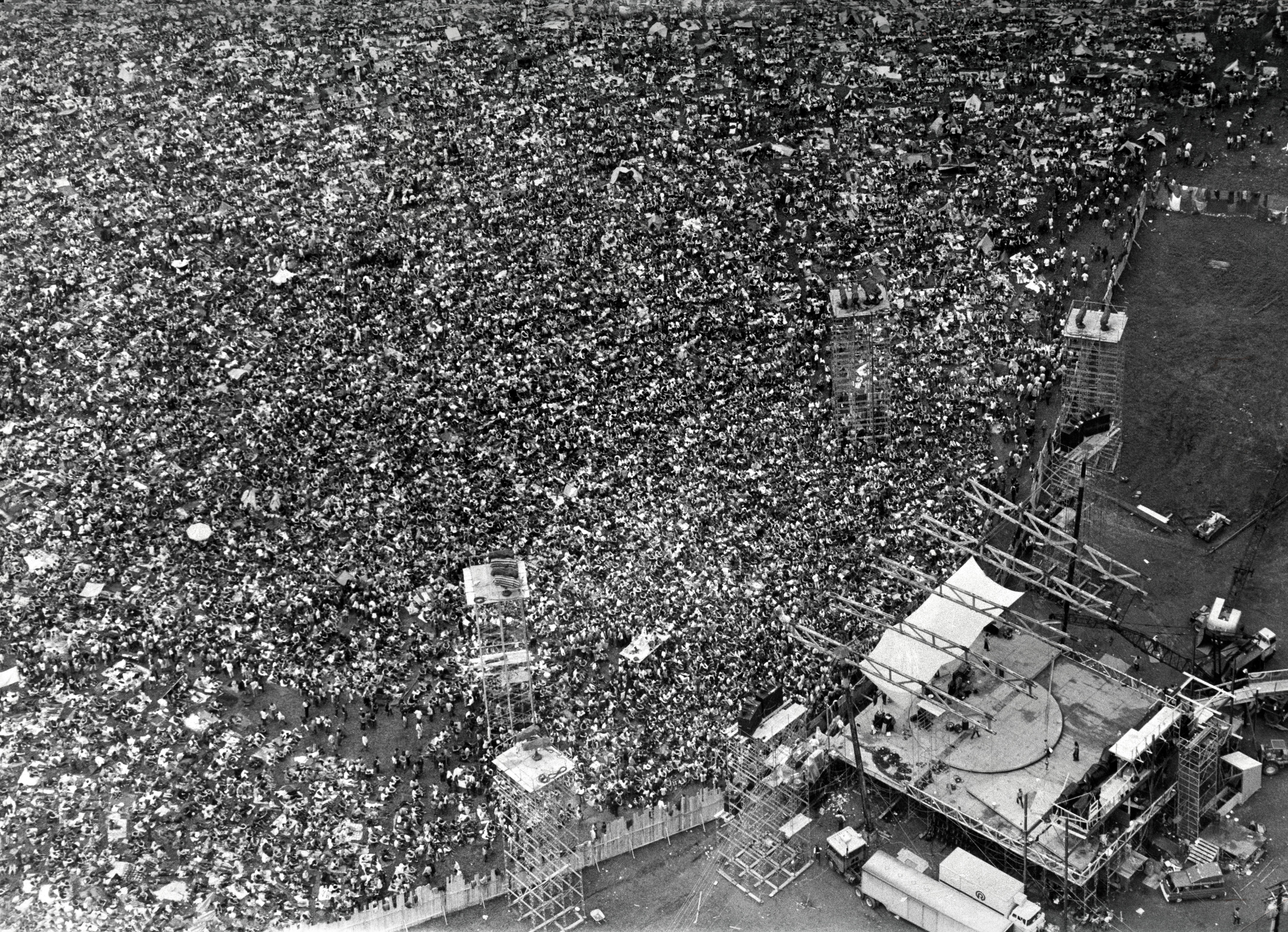 L'ingegnere del suono Bill Hanley commenta la struttura del palco di Woodstock: "Andò molto bene. Avevo costruito sulle colline delle strutture speciali per gli altoparlanti, e avevo sedici gruppi di altoparlanti su una piattaforma quadrata, che saliva sulla collina su torri di settanta piedi (21 metri). Il tutto era stato settato per poter accogliere da 150.000 a 200.000 ascoltatori. Ne arrivarono 500.000." Dietro il palco erano installati tre trasformatori che fornivano 2.000 Ampere di corrente per alimentare l'apparato di amplificazione