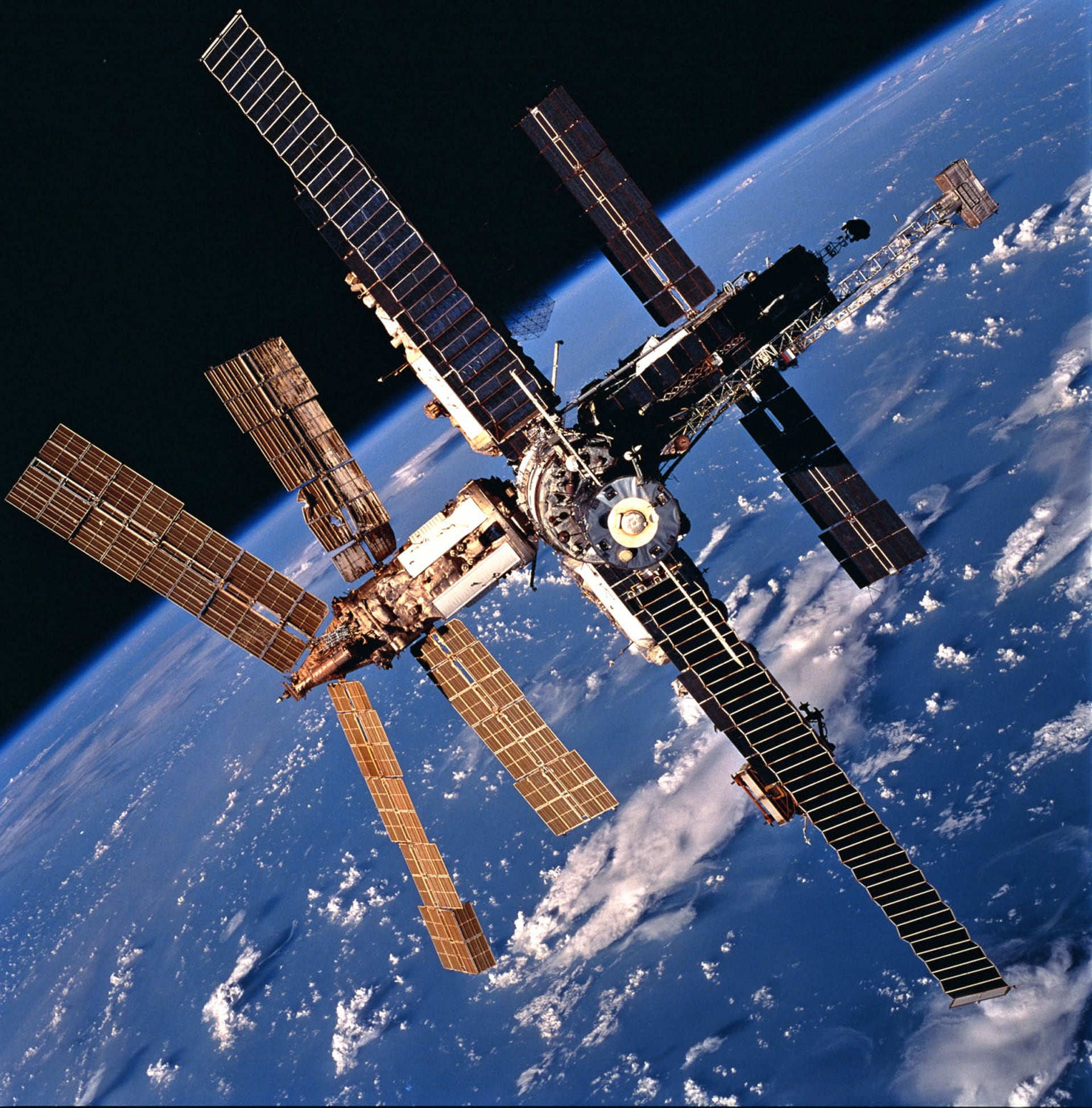 La Stazione Spaziale Mir fotografata in volo dallo Space Shuttle Atlantis.