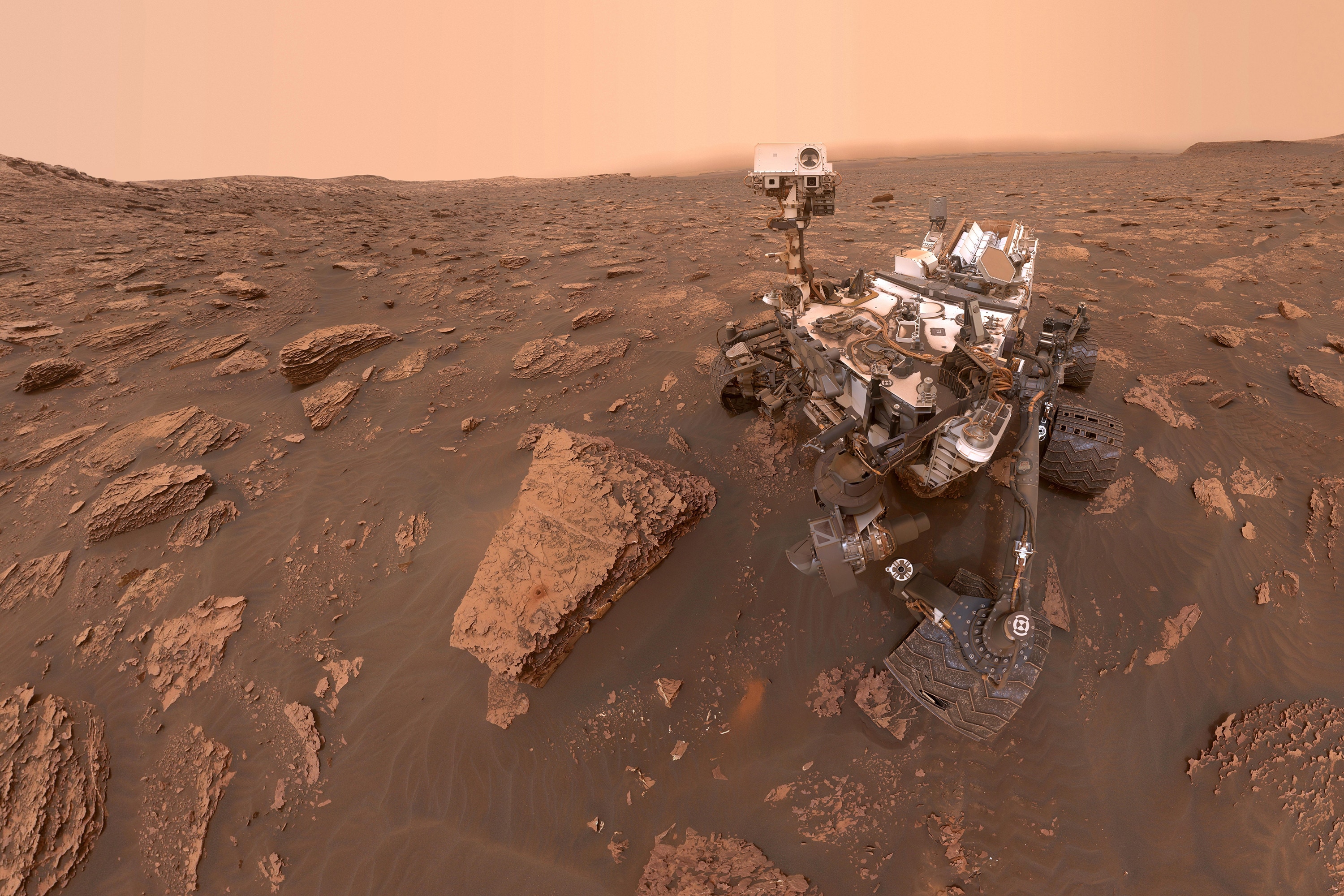 Un autoritratto di Curiosity della NASA al Gale Crater, al centro del quale si trova Mount Sharp, un tumulo di 34 miglia di altezza.