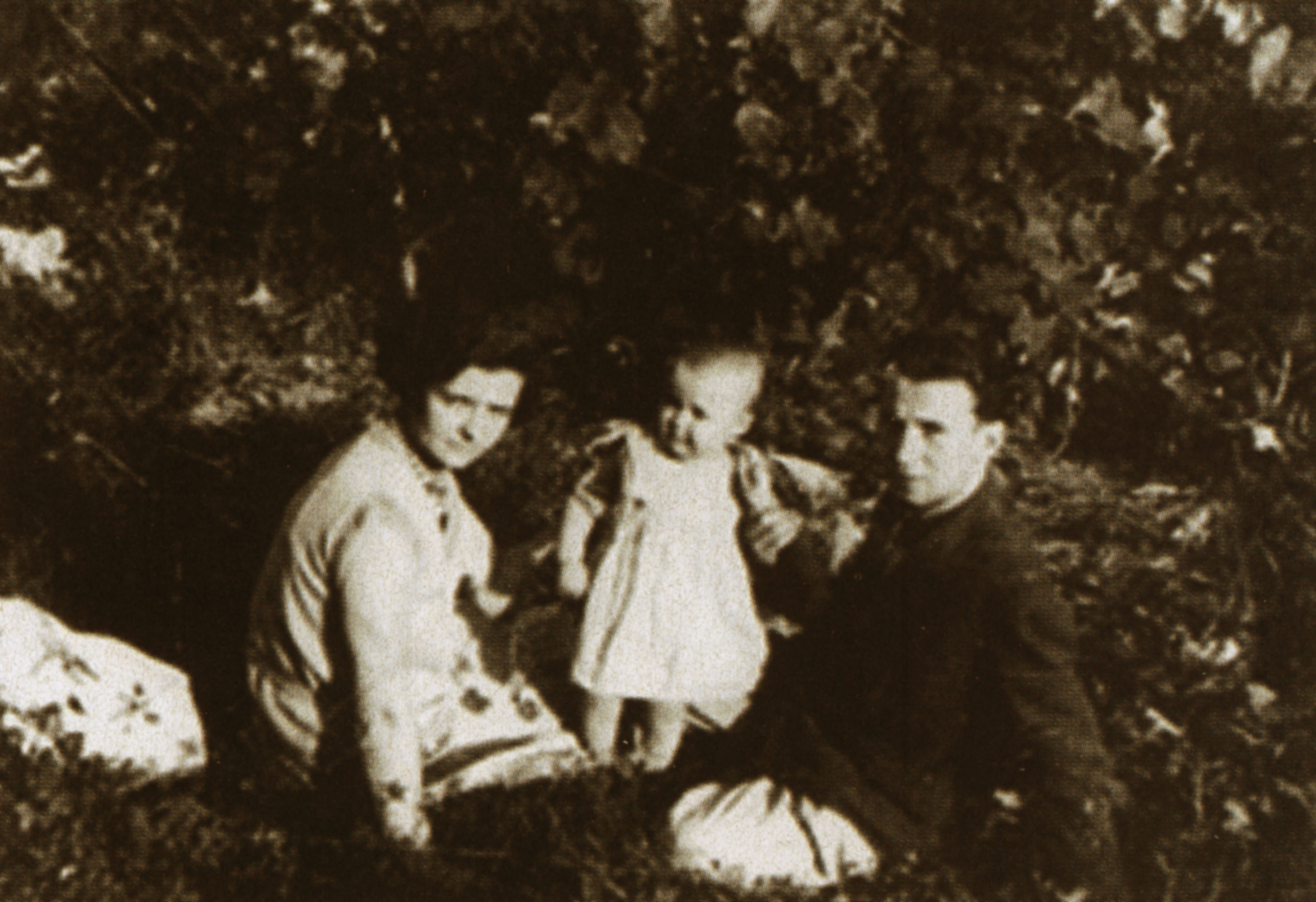 Oriana Fallaci da piccolissima, insieme ai genitori Tosca ed Edoardo