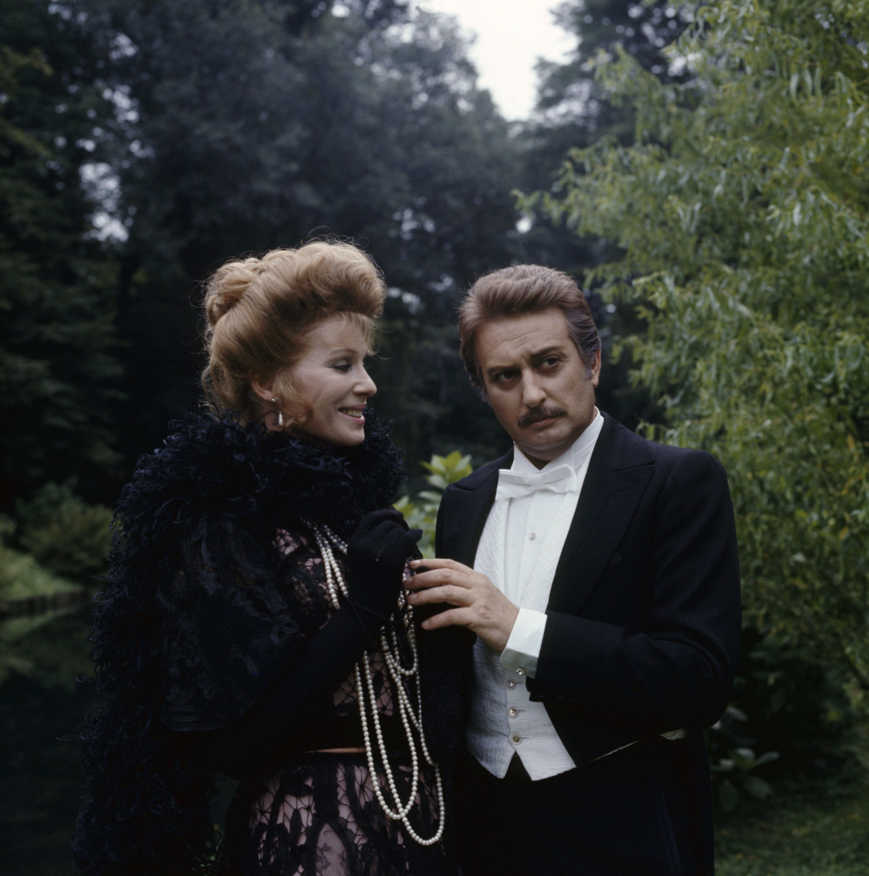 Alberto Lionello nei panni di Giacomo Puccini con l'attrice Ilaria Occhini nei panni di Elvira Puccini nella miniserie TV "Puccini". 1973 (Foto di Mondadori Portfolio tramite Getty Images).