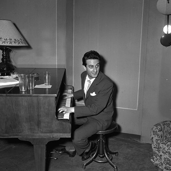 Alberto Lionello al pianoforte.