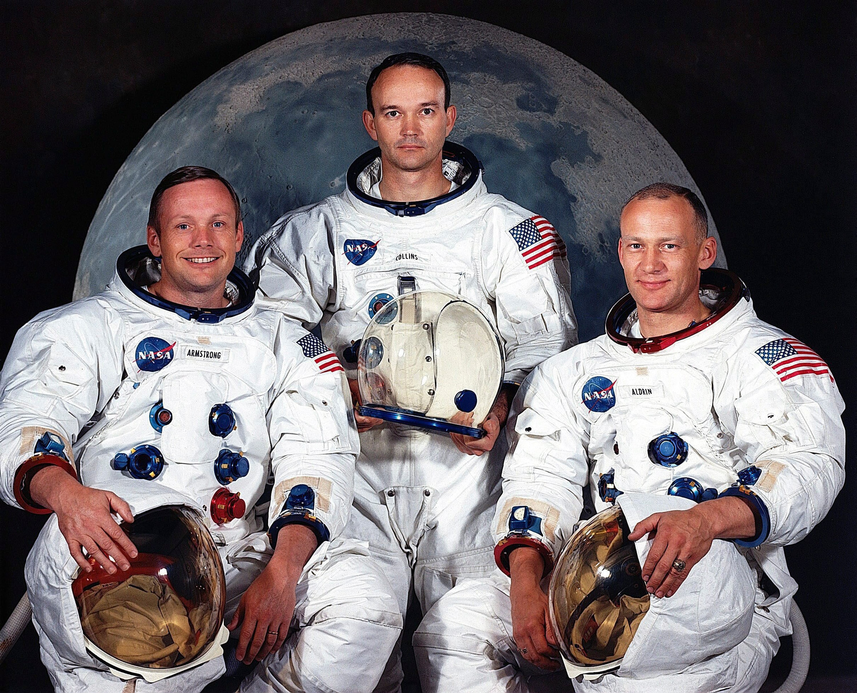 Foto ufficiale dell’equipaggio della missione Apollo 11, da sinistra: Neil Amstrong, Michael Collins e Buzz Aldrin