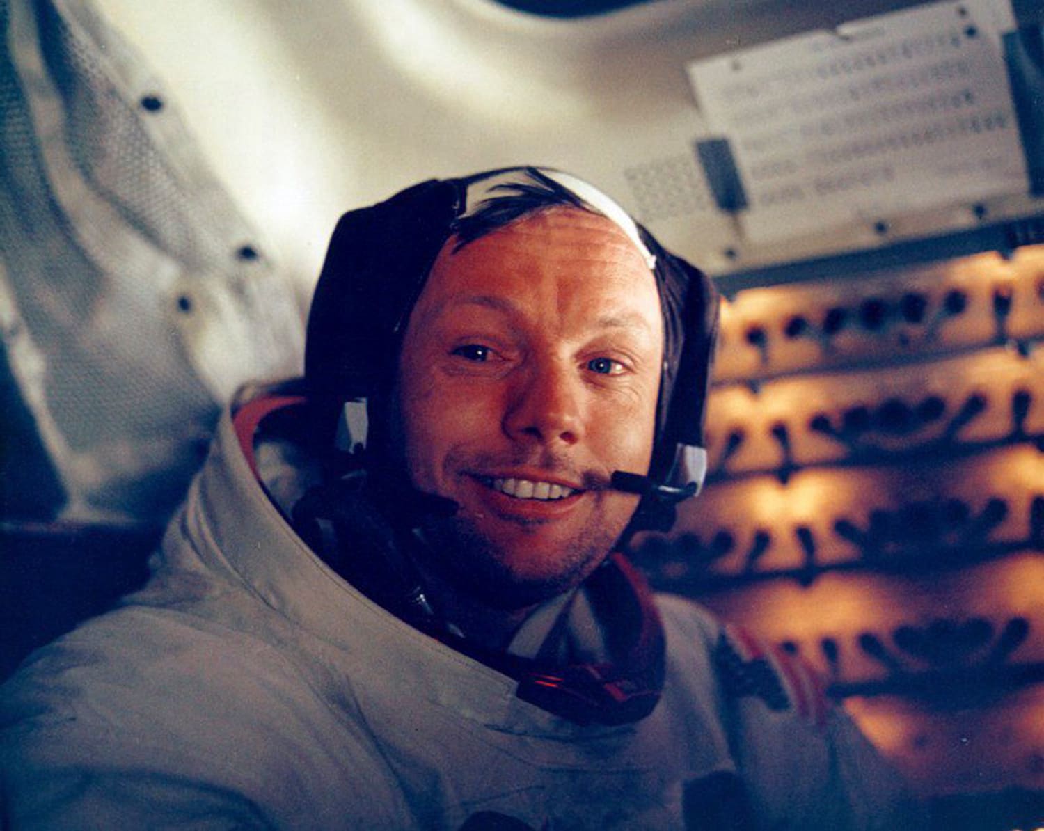 Primo piano dell’astronauta Neil Amstrong, comandante dell’equipaggio dell'Apollo 11, scattato da Buzz Aldrin, durante il viaggio di ritorno verso la Terra.