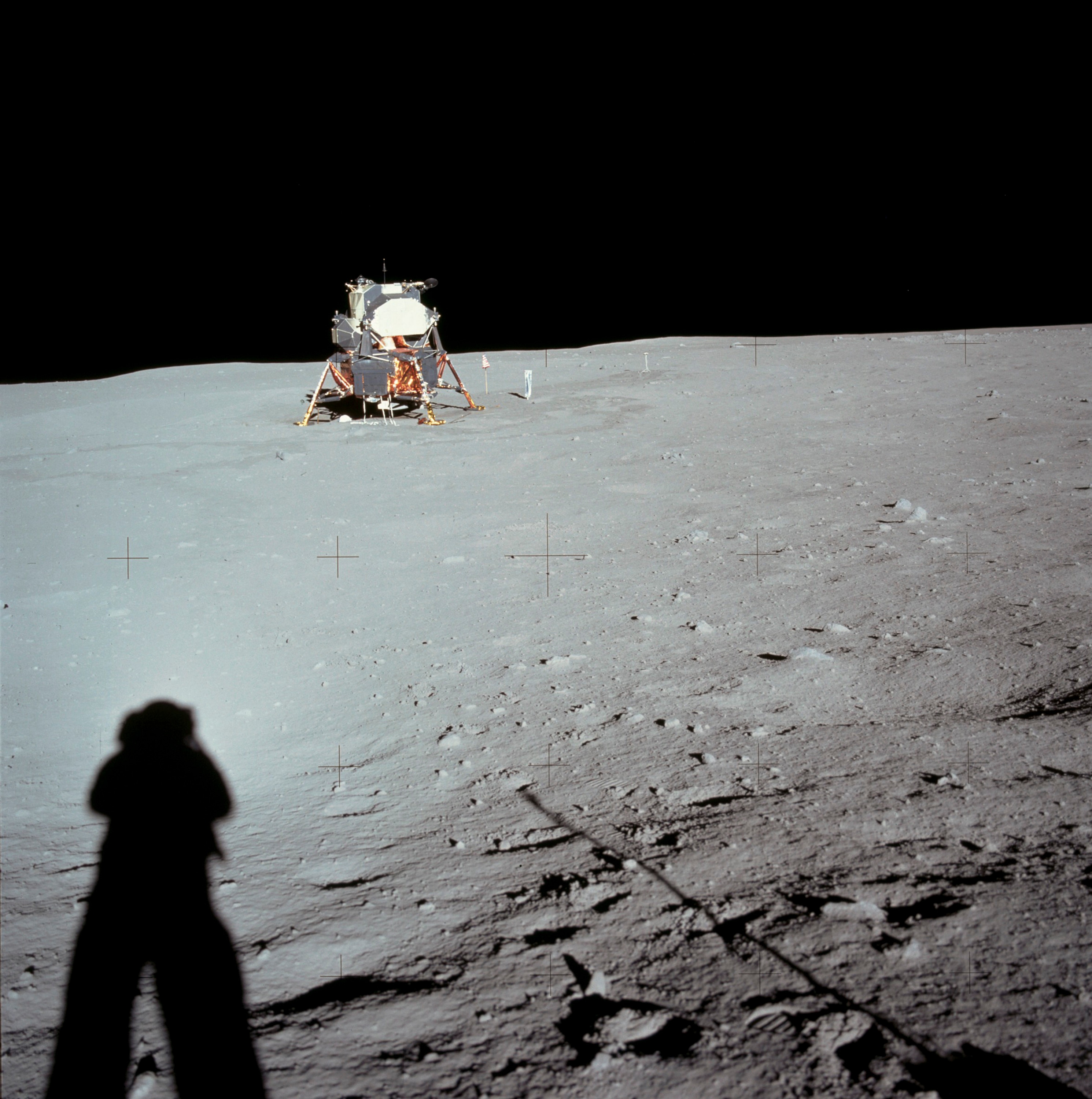 Immagine scattata da Neil Amstrong della prima ombra umana sulla luna. Sullo sfondo il modulo lunare con cui i due astronauti sono giunti sulla luna