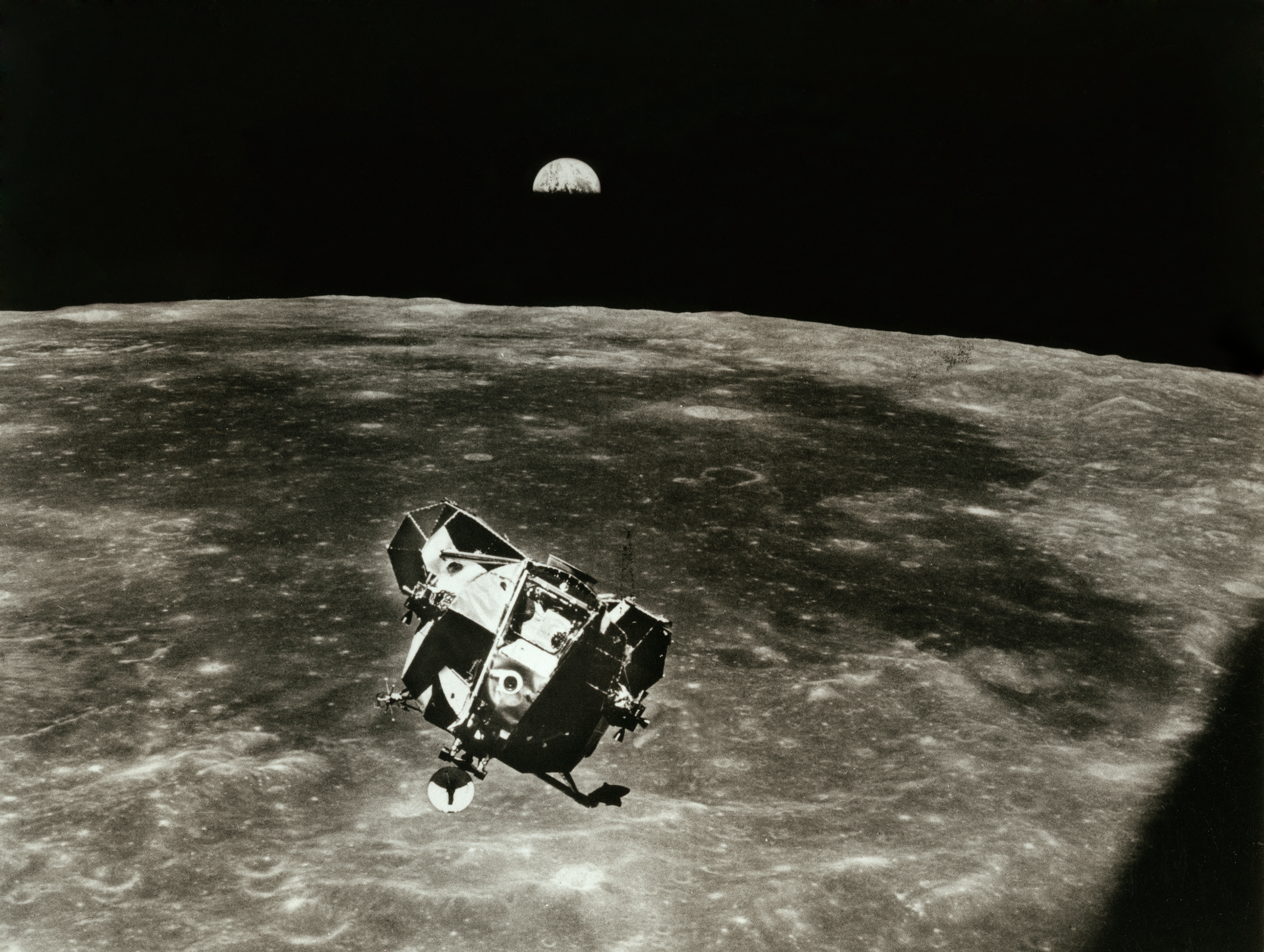 Il modulo di esplorazione con a bordo Amstrong e Aldrin si appresta a ricongiungersi con la navicella Saturno V, in orbita intorno alla luna