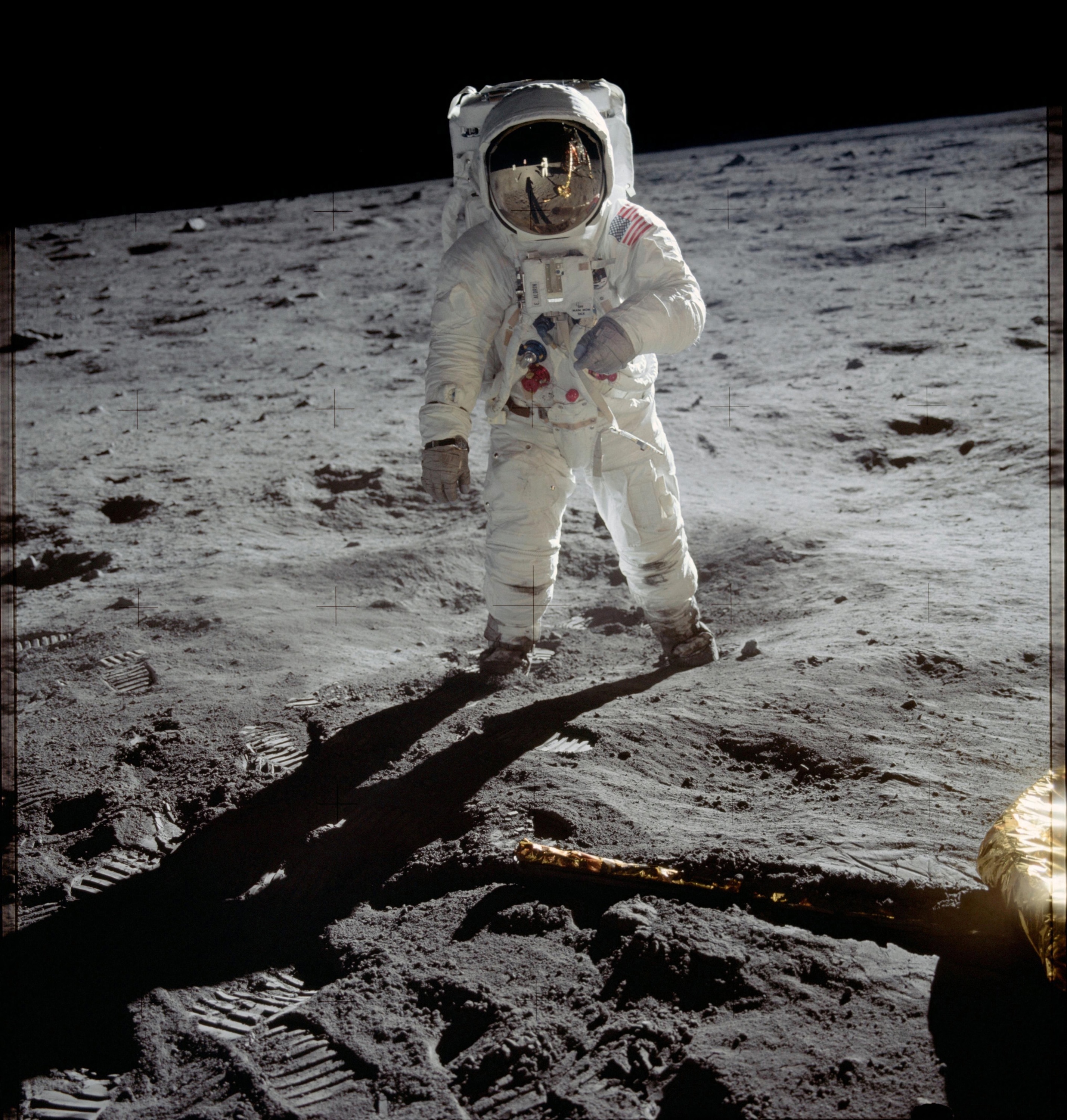 L’astronauta Buzz Aldrin sulla luna, sul suo casco vi è riflesso Neil Amstrong e il modulo lunare Eagle 