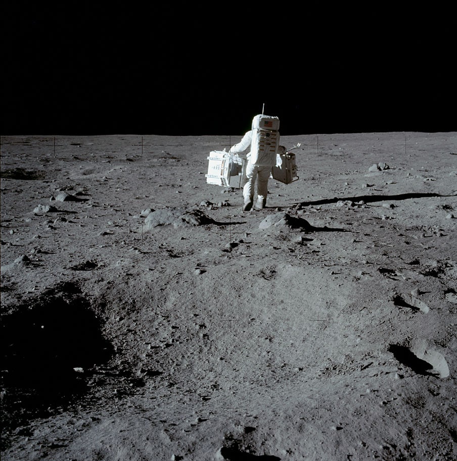 Buzz Aldrin durante la passeggiata lunare. Nelle due ore e mezza di permanenza i due astronauti raccolgono 22 chilogrammi di rocce lunari.