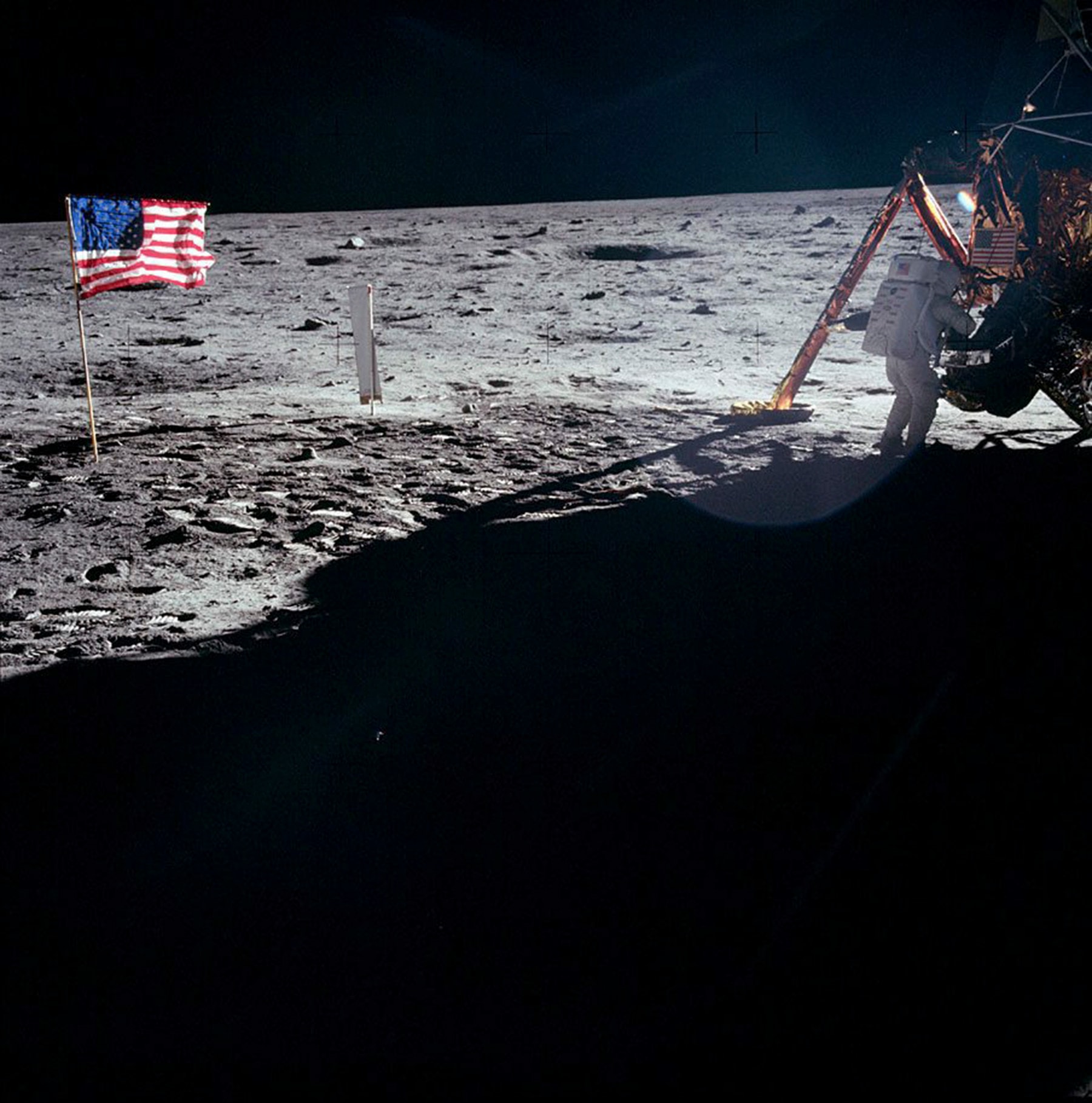 Una prospettiva differente degli astronauti e del modulo lunare